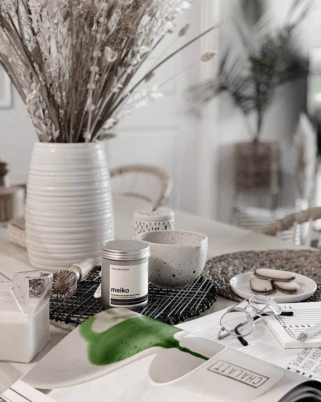 Matchæologist®さんのインスタグラム写真 - (Matchæologist®Instagram)「🙋Who else is in LOVE with this beautiful #MatchaRitual shot featuring our Meiko™ Ceremonial Matcha 🌿 perfectly captured by our dear friend @kiaracol! 🍵 . Our Meiko™ Ceremonial Matcha 🌿 brews a deeply rich emerald green cordial with a robust body, sweet-savory undertones and a bouquet of floral notes and delicate tannins — perfect to be brewed on its own or enjoyed as part of a plethora of elixirs of choice. 🍵 . Explore our range of artisanal matcha and treat your taste buds to the most delectable-tasting matcha green tea 🍃, because YOU deserve only the best! . We’re also offering a 10% introductory discount on your first order. 🌱 😱 Simply head to our website and enter your email address when prompted! . Visit our website 👉 bio link @Matchaeologist . Matchæologist® #Matchaeologist Matchaeologist.com」6月23日 21時56分 - matchaeologist