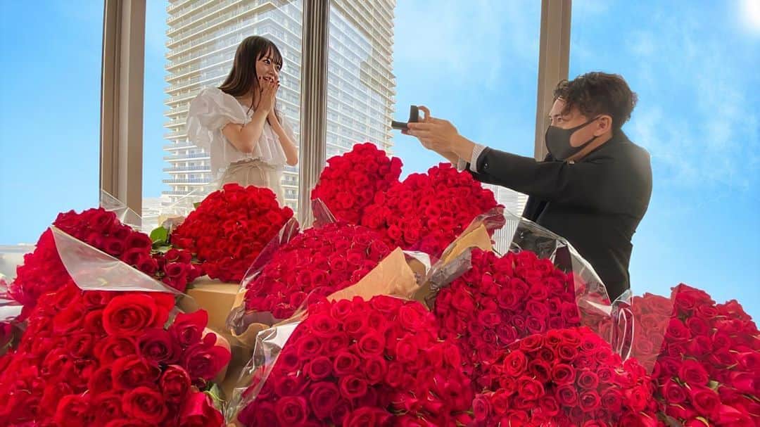 カブキンのインスタグラム：「バラ1001本で サプライズプロポーズ してみた。  #婚活  #婚活YouTuber  #プロポーズ大作戦  #今日の動画です  #サムネの空が合成みたいに綺麗  @shoko_hamada」