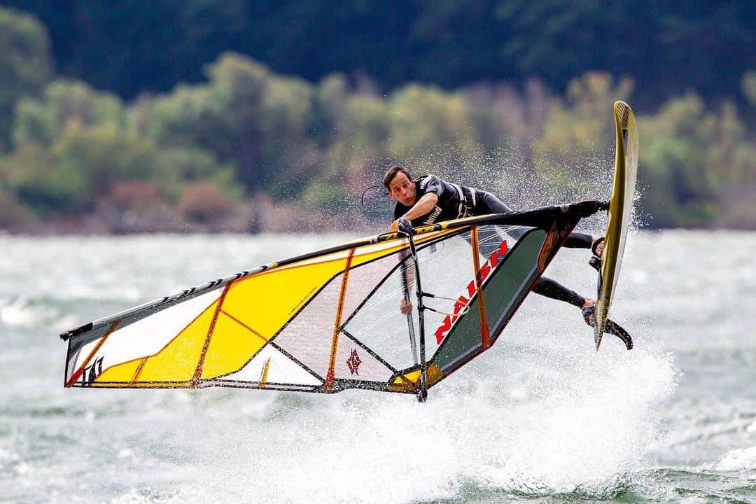 CANON USAさんのインスタグラム写真 - (CANON USAInstagram)「#BehindTheShot with #CanonExplorerOfLight @damianstroh | "I have photographed a lot of sports in my time as a photographer, but when Canon came to me and asked me to lead a workshop on wind surfing I had to give it some thought. I knew absolutely nothing about the sport. Of course, I've adapted to a lot of unusual sports, bullfighting and lawn mower racing come to mind. So I accepted the gig, thinking it would be fun and started making plans.  It turns out an old colleague from my newspaper days, John Chao, was an expert windsurfer and at one time a professional. I contacted John and he showed me a lot about how the sport worked and what to expect on the water. He was an absolute and unbelievable resource, and to top it off he lived in the town where we were holding the workshop in, Hood River, Oregon. He had all the inside information. . The day of the workshop dawned with a promise of some pretty stiff wind so the students and I were excited to get into shooting.  Canon rounded up a bunch of guys to sail and I went over some things with the students that I do to prepare for a shoot: - Camera gear and controls set and ready to photograph. - Determine your correct lens, shutter speed, aperture, and ISO. - Watch the athletes a few times and make a mental plan of where you expect the action to happen. - Check in with the athletes and see what they are thinking going forward so you can determine whether you need to adjust your position, or your camera settings. - Don't be scared to try something new!  The windsurfers were a great bunch and we had a lot of fun making the photographs. It was a challenge but we made some nice frames. For the students my hope was that they would all leave the day with a photograph they liked and I think we accomplished that goal." Camera: #Canon EOS-1D Mark IV Lens: EF 400mm f/2.8L IS USM Aperture: f/4 ISO: 200 Shutter Speed: 1/2000 sec Focal Length: 400mm」6月23日 22時00分 - canonusa