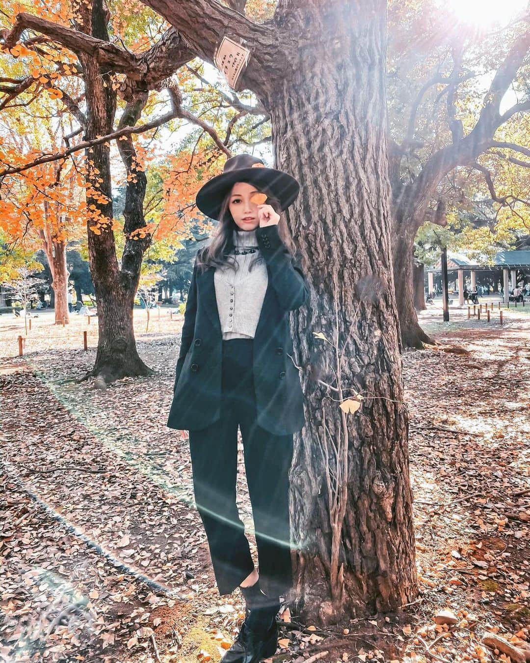 大矢真夕のインスタグラム：「突然載せそびれてた去年の紅葉の写真🤳🍁 . . 時差満点😂 . . . #写真部 #代々木公園 #東京 #光 #ハット #時差スタグラム #lightroom #日光浴 #ig_japangram #photo_japan #photo_jpn #igersjp_ #公園 #yoyogipark  #落ち葉 #photo_jp #ファインダー越しの世界 #写真好き #ポートレート  #igersjp #instajapan #ポートレート撮影 #ootd #自然 #葉 #緑のある暮らし #緑 #散歩日和 #sunbathıng #散歩」