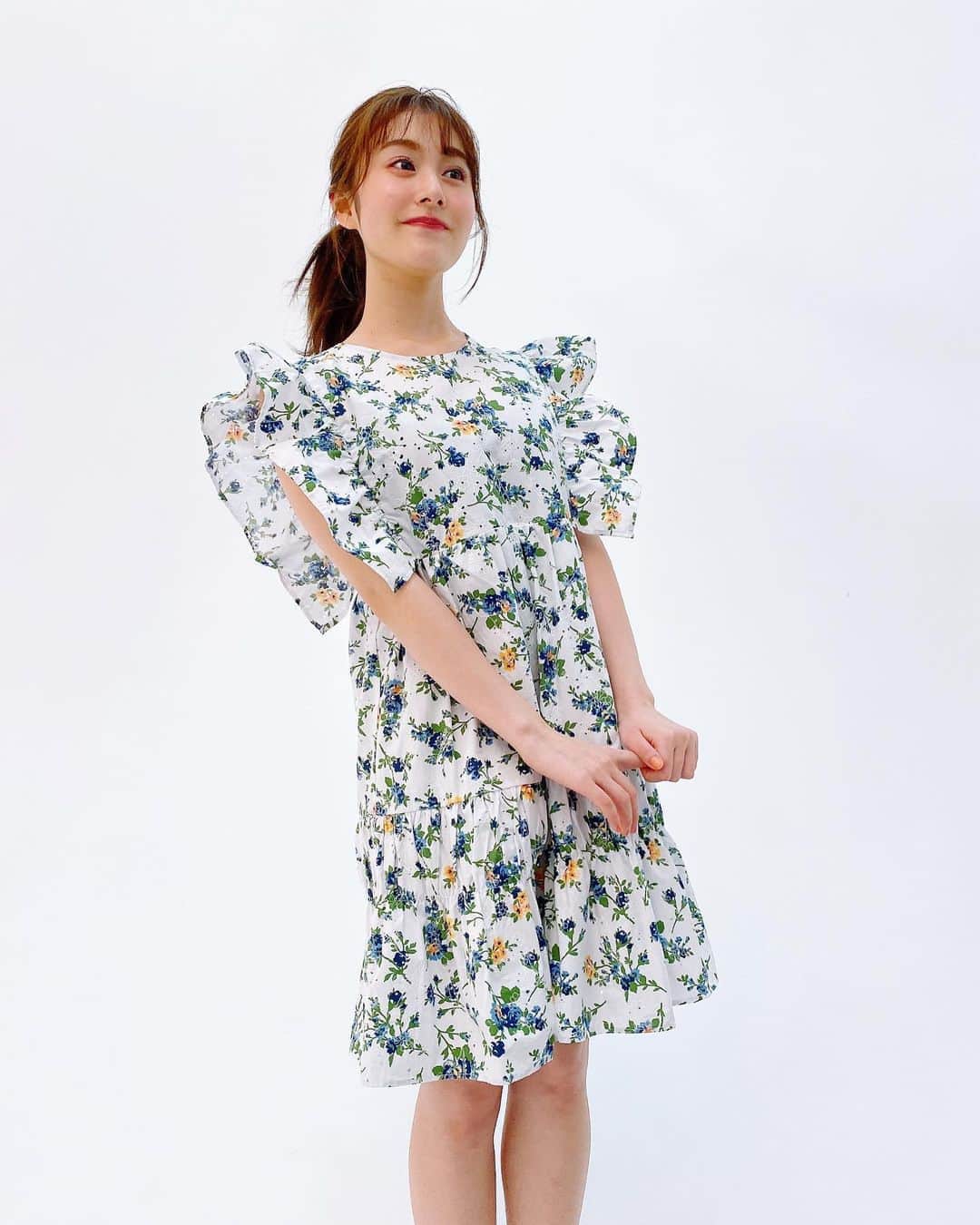 加藤美南のインスタグラム：「今日の私服🧚🏻🧚🏻 夏はワンピばっかりになっちゃうのですが、ZARAのワンピ本当に可愛いものばっかりで沢山欲しくなっちゃう♥️髪の毛はポニテ🍧  #zara #ワンピース #夏服コーデ」