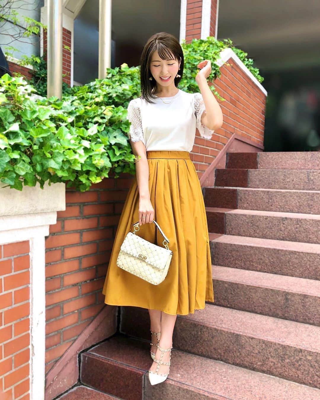 のインスタグラム：「🧡🍊🌿 夏のキャメルコーデ🥨 こんばんは😊 . 今日はホワイトのトップスに キャメルのフレアスカートで 大人のサマースタイル風に🌻🏖 . 繊細なレースがとても綺麗なトップス💓 . ボリュームたっぷりのスカートもお気に入りです♪ . . Tops：#lamode @lamode_official  6月24日(水)まで楽天セール中♡ 15%off . Skirt：#sharesgarden @sharesgarden . Bag/Pumps：#valentino . . #今日のコーデ #大人コーデ  #夏コーデ #サマースタイル #爽やか #キャメル #ホワイトコーデ #大人可愛い #フレアスカート #レーストップス #ヴァレンティノ #上品コーデ #シンプルコーデ #大人シンプル #お出かけコーデ #pr」