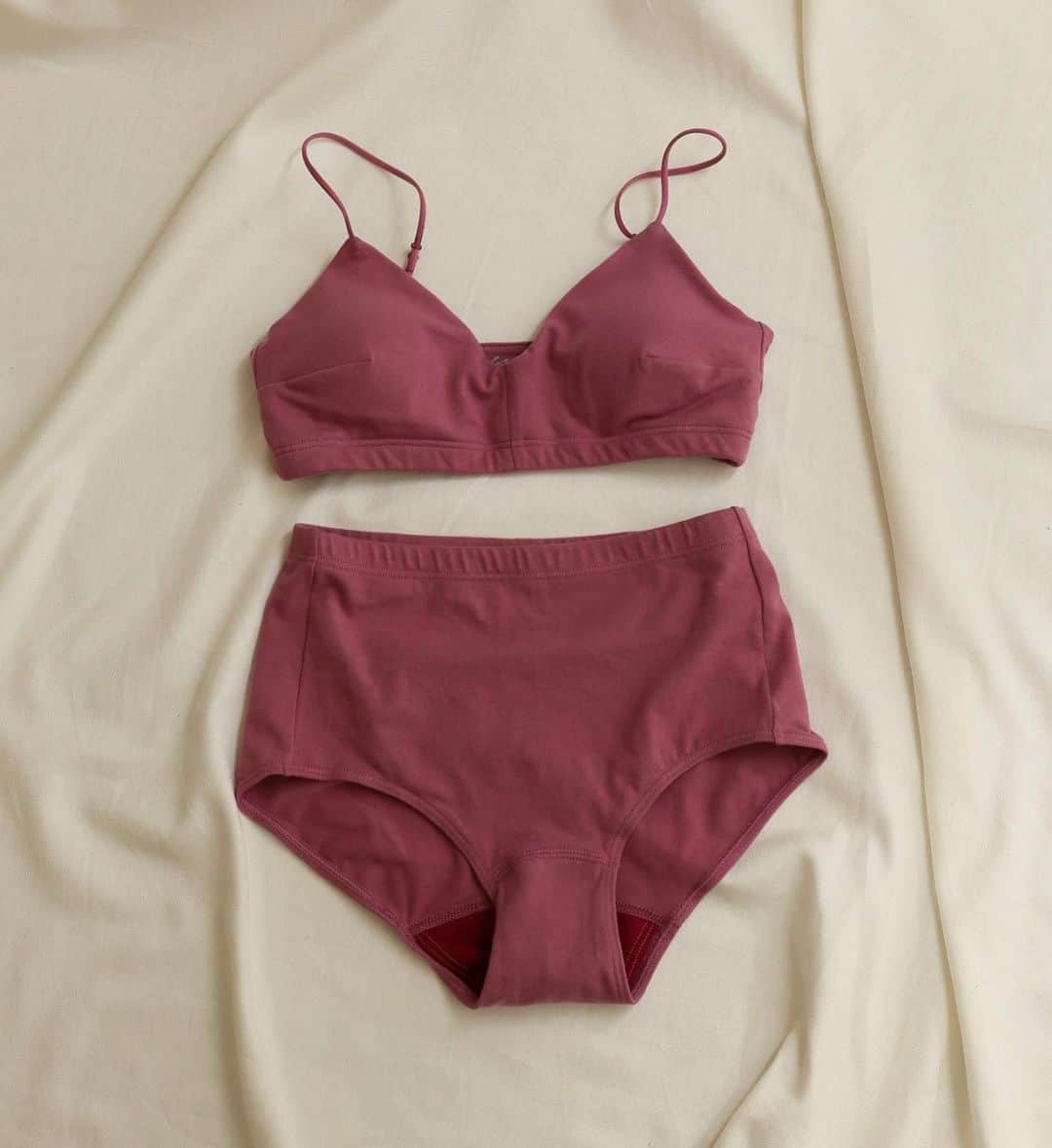 EMILY WEEKさんのインスタグラム写真 - (EMILY WEEKInstagram)「EMILY WEEK Organic Cotton underwear for "RESET" - 新色「モーヴ」を6/24（水）よりオンラインストアを含む全店にて発売開始いたします。 ソーシャルプロジェクトから生まれた人と環境に優しい「ビオリコットン（bioRe COTTON）」を使用した定番アンダーウエアシリーズ。日常使いにもブルーデイも上下セットのコーディネートをお楽しみください。  新⾊「モーヴ」は夏から秋にかけて見頃をむかえるクレマチスの花からインスピレーションを得たカラー。 西洋では旅⼈の泊まる宿にクレマチスを飾り、 旅人を優しく迎える習慣があったことから「Travellerʻ‘s joy(旅⼈の喜び)」とも呼ばれる花です。 人々の⼼と身体を癒す、美しく優しい「モーヴ」カラー をお楽しみください。 - #EMILYWEEK #reset #active #neutral #balance #aroma #organic #period #relax #design #typography #photography #womanslife #organiccottonunderwear #organiccotton #langerie #skinwear #innerwear #underwear #biorecotton」6月23日 22時11分 - emilyweek