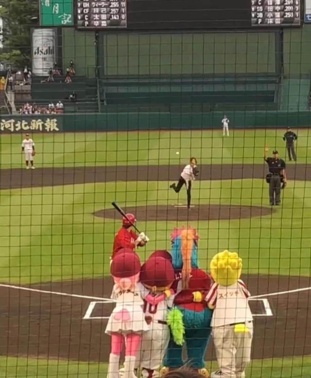 佐藤あり紗さんのインスタグラム写真 - (佐藤あり紗Instagram)「. . . 楽天ホーム開幕戦⚾️勝利🏆 . 約1年前始球式させていただけたこと 今でも当時と同じくらいの熱さで嬉しい❤️ この日以来、私のLINEのトップ画像は この画像です笑笑笑笑💕 . . 家族、友達、チームメート、打ち合わせでも！ 早く観戦に行きたいなあ＼＼\\٩( 'ω' )و //／／ 呑みに行こう!とは誘えないタイプだけど スポーツ観戦はバンバン誘えてしまうタイプ。笑笑 . #バッター長野選手 #キャッチャー太田選手 #観戦しながら仕事の打ち合わせします 笑 #投げ方がバレーボール　#わしほー #東北楽天ゴールデンイーグルス #始球式の応援団もたくさん来てくれた笑 #野球　#始球式　#野球観戦 #スポーツ　#宮城スポーツ #バレーボール　#ハイキュー #佐藤あり紗」6月23日 22時08分 - arisa_chu