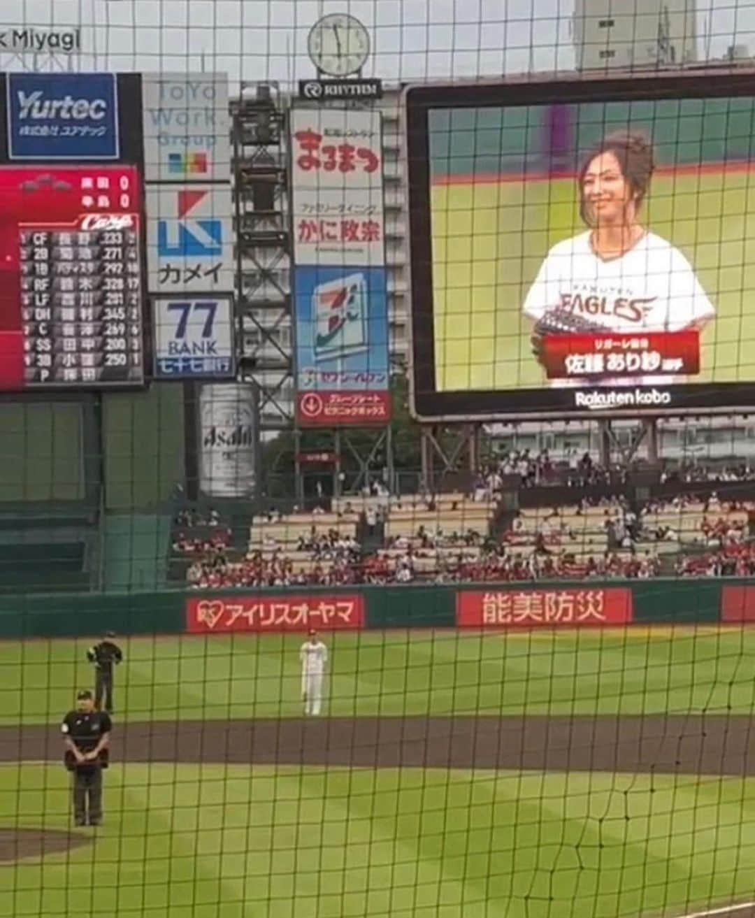 佐藤あり紗さんのインスタグラム写真 - (佐藤あり紗Instagram)「. . . 楽天ホーム開幕戦⚾️勝利🏆 . 約1年前始球式させていただけたこと 今でも当時と同じくらいの熱さで嬉しい❤️ この日以来、私のLINEのトップ画像は この画像です笑笑笑笑💕 . . 家族、友達、チームメート、打ち合わせでも！ 早く観戦に行きたいなあ＼＼\\٩( 'ω' )و //／／ 呑みに行こう!とは誘えないタイプだけど スポーツ観戦はバンバン誘えてしまうタイプ。笑笑 . #バッター長野選手 #キャッチャー太田選手 #観戦しながら仕事の打ち合わせします 笑 #投げ方がバレーボール　#わしほー #東北楽天ゴールデンイーグルス #始球式の応援団もたくさん来てくれた笑 #野球　#始球式　#野球観戦 #スポーツ　#宮城スポーツ #バレーボール　#ハイキュー #佐藤あり紗」6月23日 22時08分 - arisa_chu