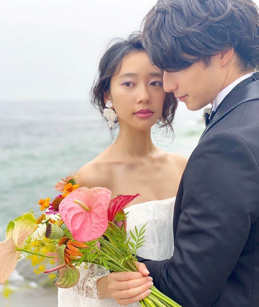 のインスタグラム：「#JuneBride *  ジューンブライドって言うけど、雨ばっか....☔︎ 7月の誕生日記憶の限り雨降ったことないから、誕生日に結婚式するって決めてる... *  このラベンダー色のアイメイク誰にも似合うらしい😇 可愛かったなあ  Shooting @mythel__  drsss @beacondress h/m @kiyo_wdhairmake bouquet / decoration @fiore_soffitta」