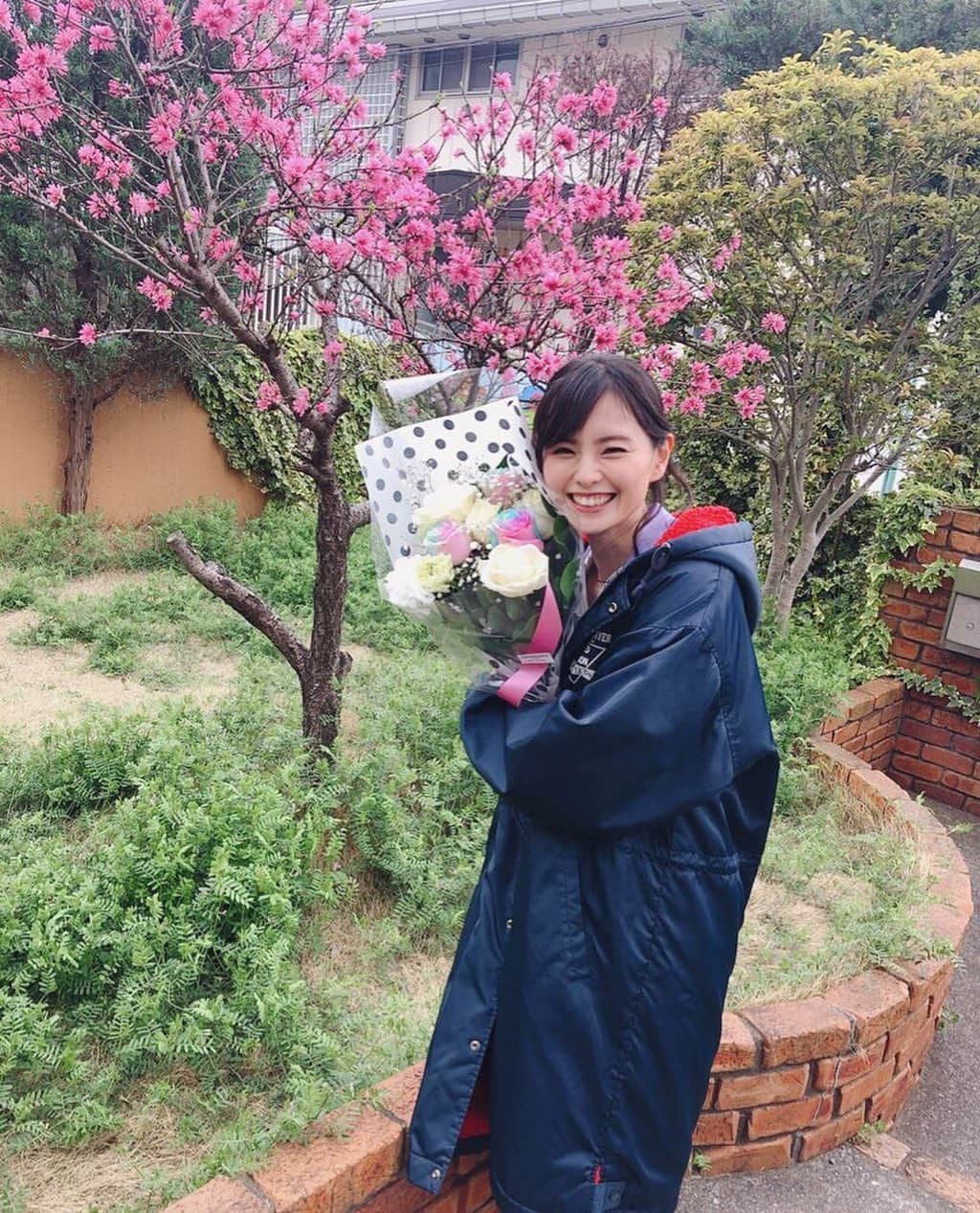 朝見心のインスタグラム：「(∵)﻿ ﻿ インスタライブご覧いただいた皆様﻿ ありがとうございましたー！﻿ 保存ボタンが無くてアーカイブ残せませんでした…﻿ 申し訳ない…﻿！！！ ﻿ 開始もバタバタで遅れてしまってすみません！﻿ ﻿ 久々にお話できて良かったですー！﻿ 色んな作品がきっかけで知ってくださった方が﻿ こんなにいるんだな と 本当に嬉しかったです﻿ ありがとう♡﻿ ﻿ そして！﻿ 国家資格合格された、あなた！﻿ おめでとうございます！﻿ そしてみんな一緒におめでとうって言って﻿ お祝いしてくださってありがとうございました☀︎﻿ ﻿ ほんまに優しいよね﻿ みんな ほんまに癒し﻿ ﻿ また配信する時は連絡しますね！﻿ ﻿ あと、アーカイブ残せなかったので﻿ 先程インスタライブ内で報告させていただいた﻿ ドラマの出演情報です！﻿ ﻿ 2020年6月28日(日)24:00〜﻿ BSフジ『CODE1515』第8話 に出演します！！！﻿ ﻿ この写真はオールアップの時の写真ですー！﻿ ほんわか優しいキャストさんたちと幸せな現場でした！﻿ 今回の役どころはなかなか珍しい役だったので撮影も楽しかったですよ♫﻿ ﻿ そして﻿ 2020年6月29日(月)20:00〜﻿ フジテレビ『スカッとジャパン』﻿ ショートスカッと に出演します！！！﻿ ﻿ 普段なかなかやらないような役柄だったので﻿ 現場でもはっちゃけまくりました﻿ やりすぎた 楽しかった﻿  どんな風に仕上がっているのか私も楽しみです♫ ﻿ 是非＼(∵)／どちらもお楽しみに！！！﻿ ﻿ #CODE1515﻿ #8話ですよ﻿ #出ますよ﻿ ﻿ #スカッとジャパン﻿ #ショートスカッとですよ﻿ #出ますよ」