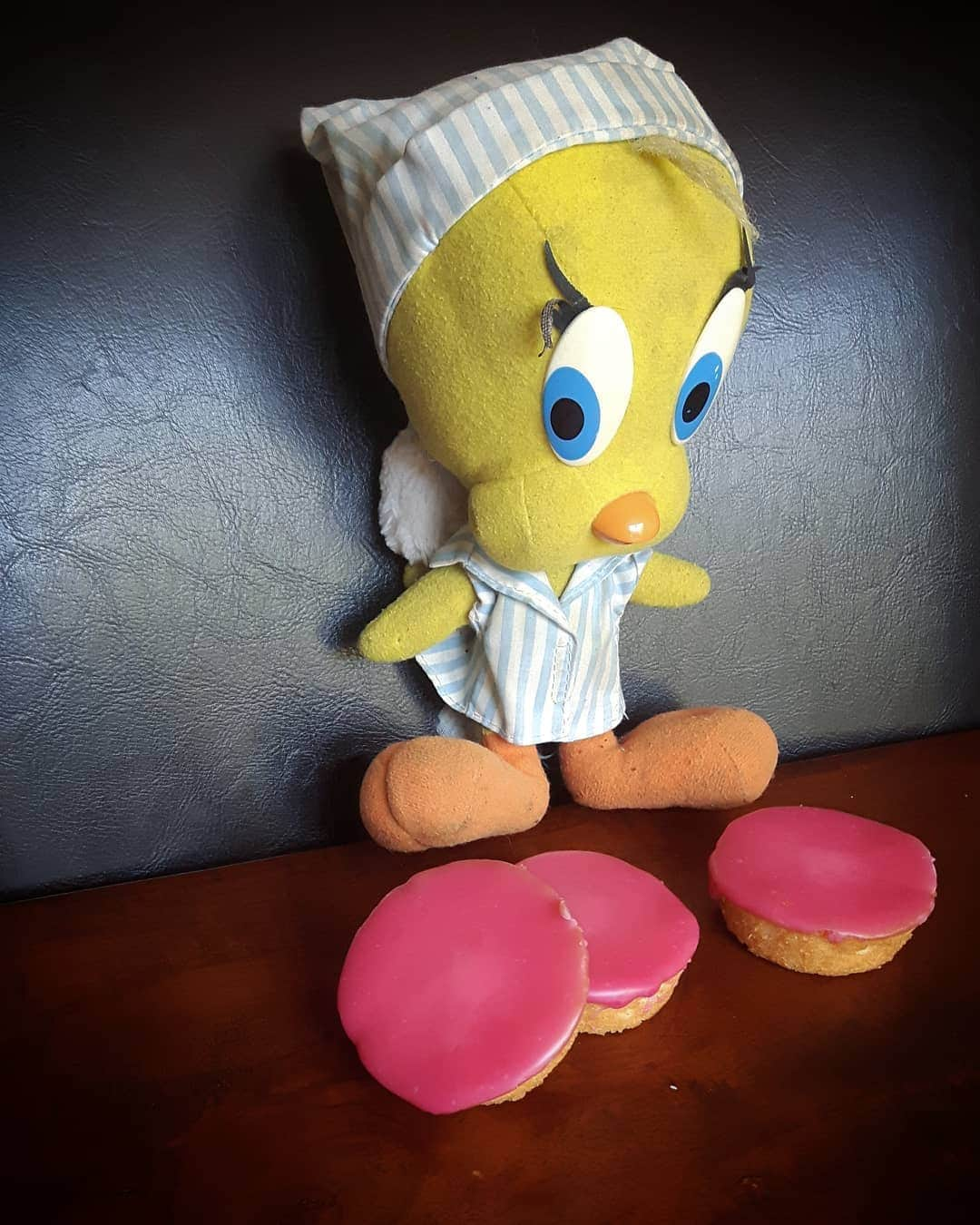 Little Yellow Birdさんのインスタグラム写真 - (Little Yellow BirdInstagram)「Some very sweet - and Dutch - and practical - cookies for #honegroveteapartytuesday today! Roze koeken!! #littleyellowbird #tweety #tweetykweelapis #adventures #yellow #bird #tuesday #teaparty  #rozekoeken #koek #pastry #sweet #pink #stuffedanimalsofinstagram #plushiesofinstagram」6月23日 22時13分 - tweetykweelapis