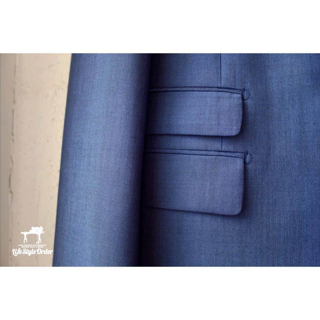 life_style_orderさんのインスタグラム写真 - (life_style_orderInstagram)「< colorless × blue >﻿ ﻿ ブルーのノーカラースリーピース。﻿ ﻿ ゴールドの四つ穴ボタンがアクセント。﻿ 表地、裏地、ボタンもお好みでお仕立て致します。﻿ ﻿ -----------------------------------------﻿ 6/1より通常営業再開🙆‍♂️﻿ 11:00-19:00 木曜定休日﻿ 完全予約制﻿ ※HPのコンタクトフォームよりお願いします﻿ -----------------------------------------﻿ ﻿ #lifestyleorder #ライフスタイルオーダー #タキシード #プレ花嫁 #新郎 #ウェディングスーツ #2020秋婚 #2020冬婚 #ノーカラー #ノーカラースーツ」6月23日 22時13分 - life_style_order