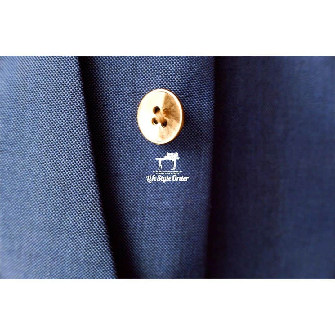 life_style_orderさんのインスタグラム写真 - (life_style_orderInstagram)「< colorless × blue >﻿ ﻿ ブルーのノーカラースリーピース。﻿ ﻿ ゴールドの四つ穴ボタンがアクセント。﻿ 表地、裏地、ボタンもお好みでお仕立て致します。﻿ ﻿ -----------------------------------------﻿ 6/1より通常営業再開🙆‍♂️﻿ 11:00-19:00 木曜定休日﻿ 完全予約制﻿ ※HPのコンタクトフォームよりお願いします﻿ -----------------------------------------﻿ ﻿ #lifestyleorder #ライフスタイルオーダー #タキシード #プレ花嫁 #新郎 #ウェディングスーツ #2020秋婚 #2020冬婚 #ノーカラー #ノーカラースーツ」6月23日 22時13分 - life_style_order