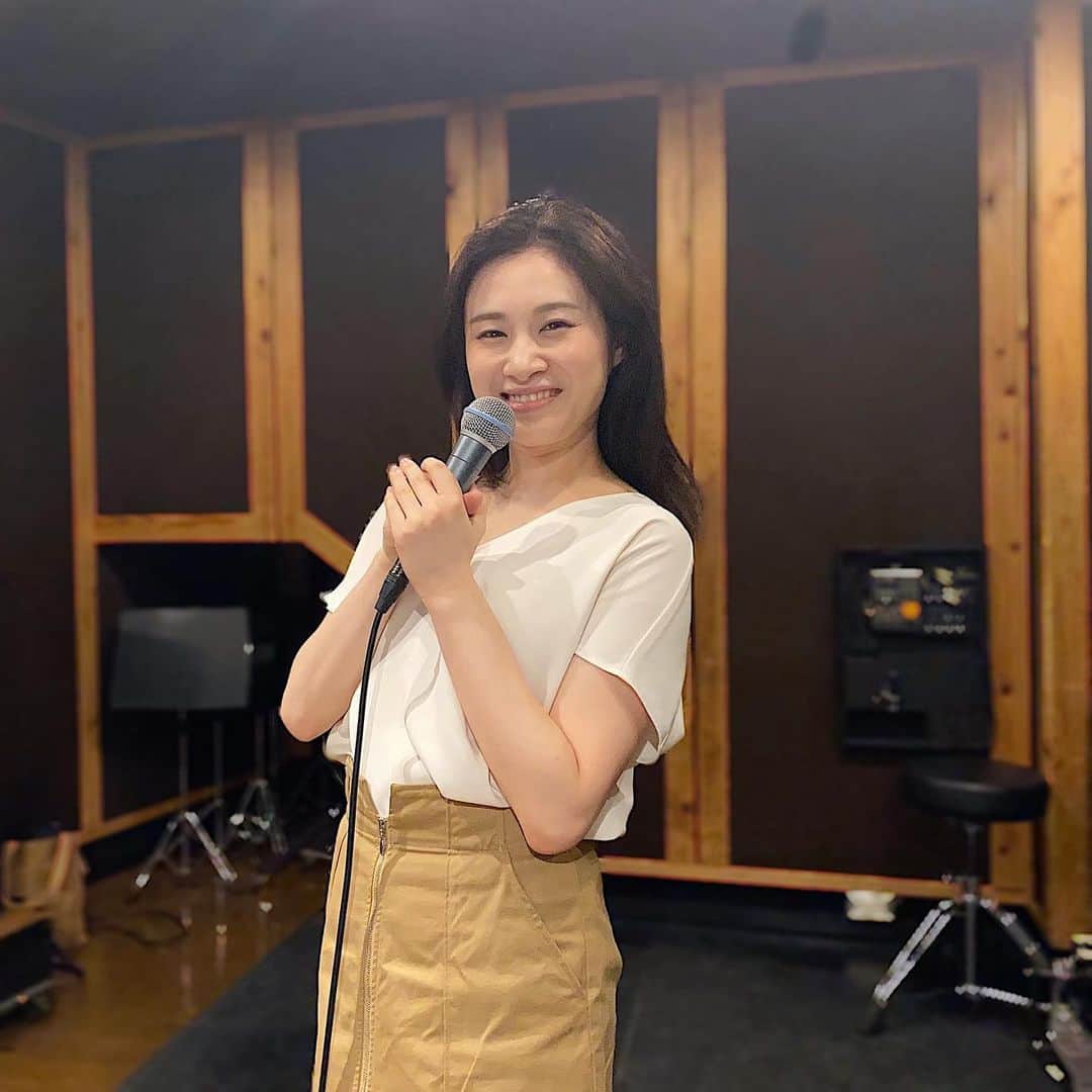 鈴木芳奈のインスタグラム：「出演したTV📺「林修の今でしょ！講座」みてくれましたか？！ 私自身も勉強になりました🖋😏 観てくれた方、ありがとう🎶 今日のお昼は、本当に久しぶりにスタジオに行って歌ってきたよ🎤 とりあえずはこの日に向けて練習してました。 1枚目の写真なんか、心が音楽に満たされて、顔も満足気。笑  #actress #singing #歌うと心も満たされる #今日は本当に素敵な日だった #体力かなりつかうよね #歌って #歌えることはとても幸せ」