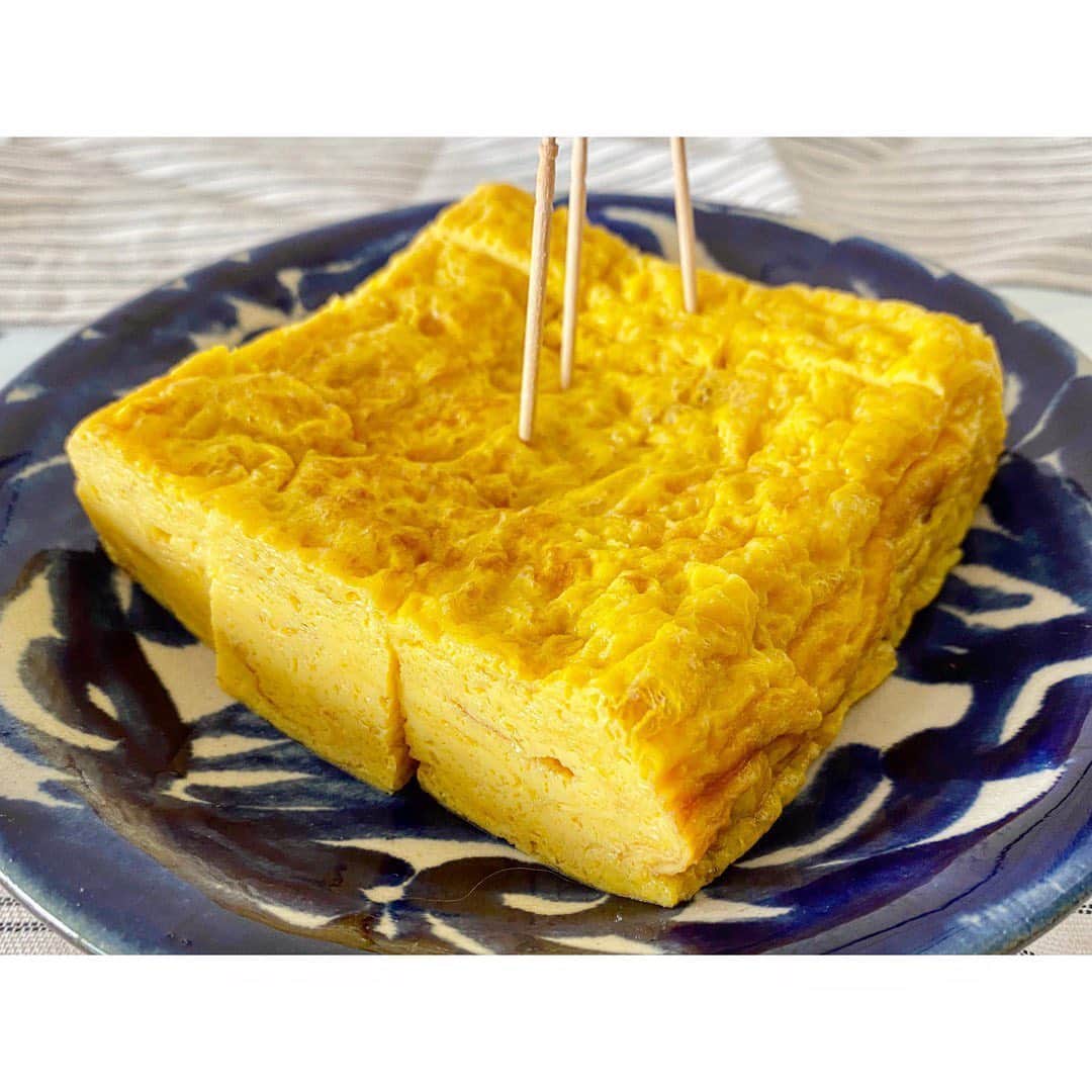 中田奈沙さんのインスタグラム写真 - (中田奈沙Instagram)「Japanese omelet TAMAGOYAKI🐣❤️ 大好きな《つきぢ松露》の玉子焼き。 一口噛むと、ジュワーって出てくる 甘さがたまらない。 ご飯じゃなくてスイーツと思っていつも食べちゃう☺️✨ . #奈沙ログ #奈沙ログin築地  #japaneseomelette #omelette #omelet #egg #foodie #foodporn #foodpic #foodstagram #foodgasm #instafood #tsukiji #tsukijifishmarket #tokyo #shouro #tamagoyaki #japanesefood #松露 #つきぢ松露 #玉子焼き #卵焼き #卵 #卵料理 #築地 #おやつ #スイーツ #激ウマ #築地市場 #築地場外市場」6月23日 22時14分 - nasa_nakada