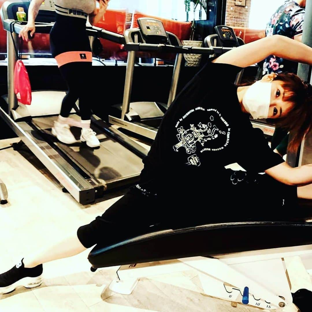 大久保愛のインスタグラム：「パーソナルトレーニング再開しました💪✨ 体力落ちてました😢 今日取材の方々と打ち合わせで、話題になったことがあります。 それは、コロナで運動不足、汗がかけないことで体温調整できず自律神経乱れる、変な体勢でのテレワークによる骨盤の歪みからくる内臓下垂、スーパーにあまりいけなかったことによる保存食の化学調味料過多の味覚異常からの偏食、動かないのに普通に食べて胃の疲れなど、、、 私も運動不足でしたが、今後多くの人が真夏や残暑の時期の不調を強く感じてしまうのではと言う話をしました。  その対策を提案する取材でした😊  みなさん、大丈夫ですか？  本格的に夏になる前の今！自分のペースを戻しておくことが大事ですね😊  私は柔軟しなくても体柔らかいので、筋肉取り戻しますよ✨ ウェアは、地元秋田の木のおもちゃ美術館で販売している、私が名づけた秋田犬の『あいすけ』君のオリジナルウェアですw  #パーソナルトレーニング #ジム #コロナに負けるな #運動不足 #大久保愛 #漢方薬剤師 #国際中医師 #薬剤師 #国際中医美容師 #薬膳料理研究家 #薬膳料理家 #秋田 #あいすけ」