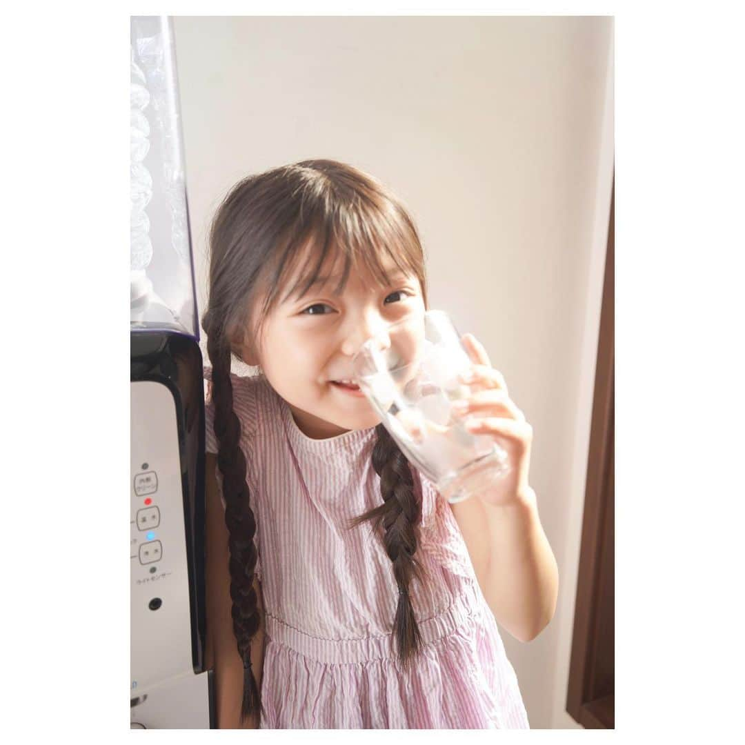 Yukiさんのインスタグラム写真 - (YukiInstagram)「双子ちゃんがCMに出させていただいているTOKAI うるのんのウォーターサーバーをおうちで使用して3年目(^^)♡ * * ポスターと比べると大きくなったねーと声をかけてもらうこともよくあります(^^) 双子ちゃんは小さい頃からお水が大好き✨  見守りながら自分でボタンも押せるようになり、少しずつできることが増えてます😊💕 そしてロックボタンもあるのでお子さんのいるご家庭でも安心♡♡ シンプルなデザインもすごく好き♡  おうち時間のなかで、 すぐに冷えてるおいしいお水が飲めたり、 お水がおいしいとコーヒーもさらに美味しくなって嬉しい♡ 私は起きたらまずは白湯✨  本当にわが家に欠かせない存在です😊💕 今年は例年よりもおうちで過ごす時間も増えそうなので 夏はさらに大活躍しそう✨  これからも家族で愛飲していきたいです(o^^o) * * #うるのん　#うるのんのある暮らし　#富士の天然水　#富士の天然水さらり #TOKAI」6月23日 22時28分 - yukikuu96