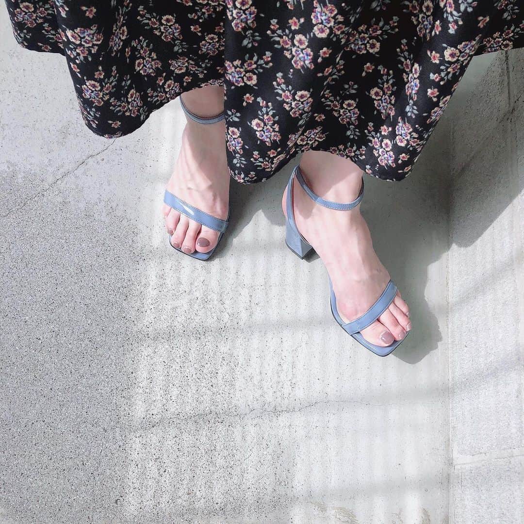 aya onoのインスタグラム：「このサンダルヒール高めなのに、履きやすすぎて色違いでもう一足アイボリー買っちゃった笑  @sappun_japan  Shoeplin メリージェーン サンダルヒール  color:BLUE heel:8cm  このシリーズ、5cmヒールもあるので少し低めをお探しの方は5cmヒール選ばれると良いかと思います☺️ sappunの靴はプチプラで可愛くて、なんといってもカラーがものすごく豊富なので私の知り合いも結構気になってる人が多いんだけど、サイズ感だけが心配で未だ購入に至っていないという子が多いんだよね。 そう夕方のために、前の投稿でsappunの靴のサイズ感について書きました！ よかったら参考にしてみてください💓  ということでアイボリーが待ち遠しい笑  #sappun#韓国#韓国ファッション#fashion#shoes#サンダル#ヒールサンダル#shoestagram#fashionshoes#shoesstyle#trend#koreashoes#sappunstagram#snap#ootd#selfie#korea#style#dailylook#티디#패피#pr」