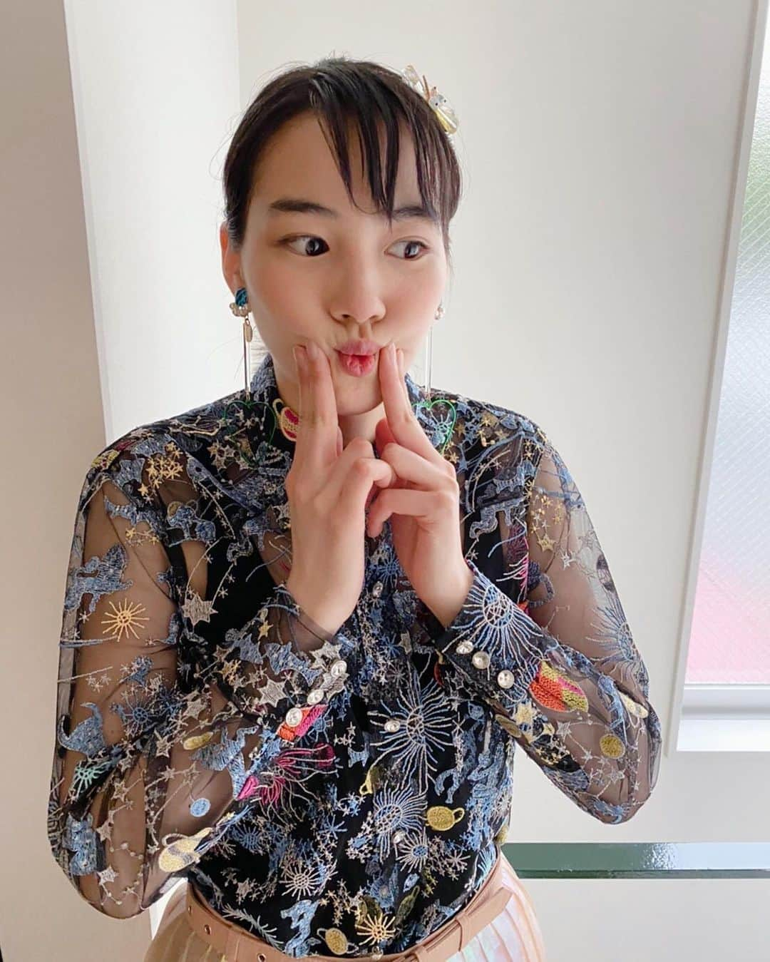 のん（能年玲奈）さんのインスタグラム写真 - (のん（能年玲奈）Instagram)「こんなお衣装。キラキラぴかぴか。 楽しかったなあ〜。 #8日で死んだ怪獣の12日の物語」6月23日 22時20分 - non_kamo_ne