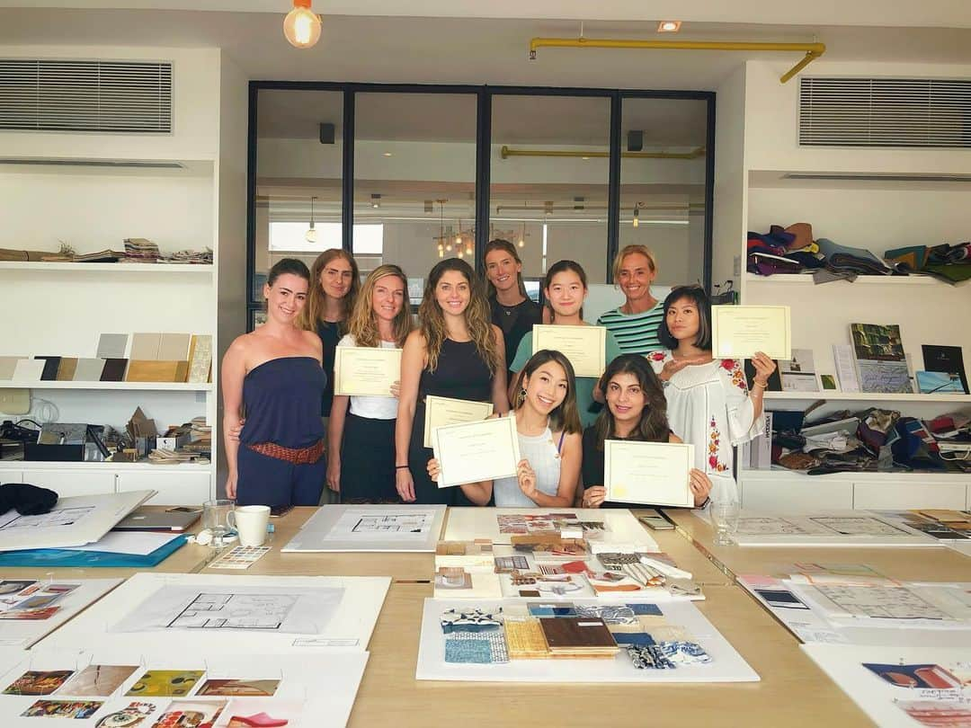 レスレイ・チアンさんのインスタグラム写真 - (レスレイ・チアンInstagram)「Woohoo!! 👩🏻‍🎓 I completed the “Introduction to Interior Design” course! Anyone wants to hire a Singing Interior Designer who’s also married to the best Light Designer ever? Ha! #dreamteam 🏡✨ Thank you Insight School of Interior Design for a fun-filled, interesting and intense(!) course!  #interiordesign #school #lookMa!」6月23日 22時25分 - lesleychianglove