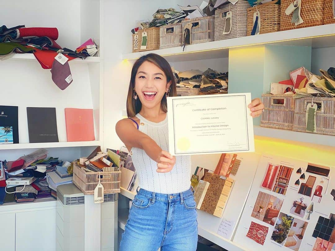 レスレイ・チアンさんのインスタグラム写真 - (レスレイ・チアンInstagram)「Woohoo!! 👩🏻‍🎓 I completed the “Introduction to Interior Design” course! Anyone wants to hire a Singing Interior Designer who’s also married to the best Light Designer ever? Ha! #dreamteam 🏡✨ Thank you Insight School of Interior Design for a fun-filled, interesting and intense(!) course!  #interiordesign #school #lookMa!」6月23日 22時25分 - lesleychianglove