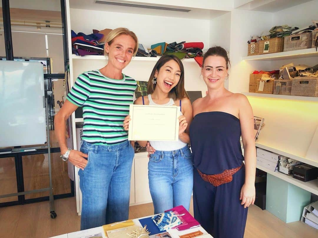 レスレイ・チアンさんのインスタグラム写真 - (レスレイ・チアンInstagram)「Woohoo!! 👩🏻‍🎓 I completed the “Introduction to Interior Design” course! Anyone wants to hire a Singing Interior Designer who’s also married to the best Light Designer ever? Ha! #dreamteam 🏡✨ Thank you Insight School of Interior Design for a fun-filled, interesting and intense(!) course!  #interiordesign #school #lookMa!」6月23日 22時25分 - lesleychianglove