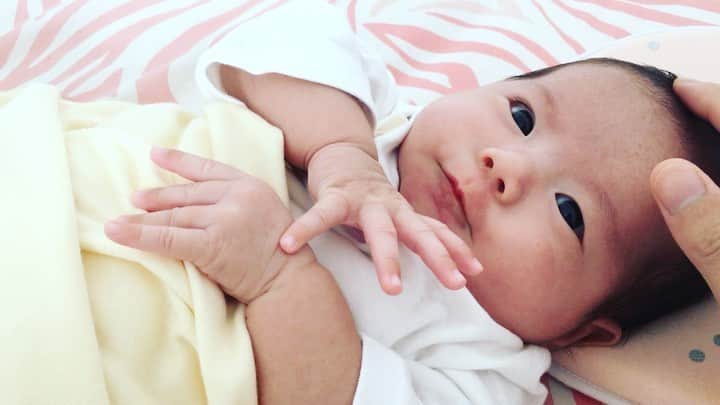 アキラ・コンチネンタル・フィーバーのインスタグラム：「Sleepy baby #1ヶ月3週間 #7weeks  #あかちゃん  #baby  #bayi #1month  #あかちゃんのいる生活 #赤ちゃん  #プレママ #成長記録　#育児記録　#べびすたぐらむ　#babygirl」