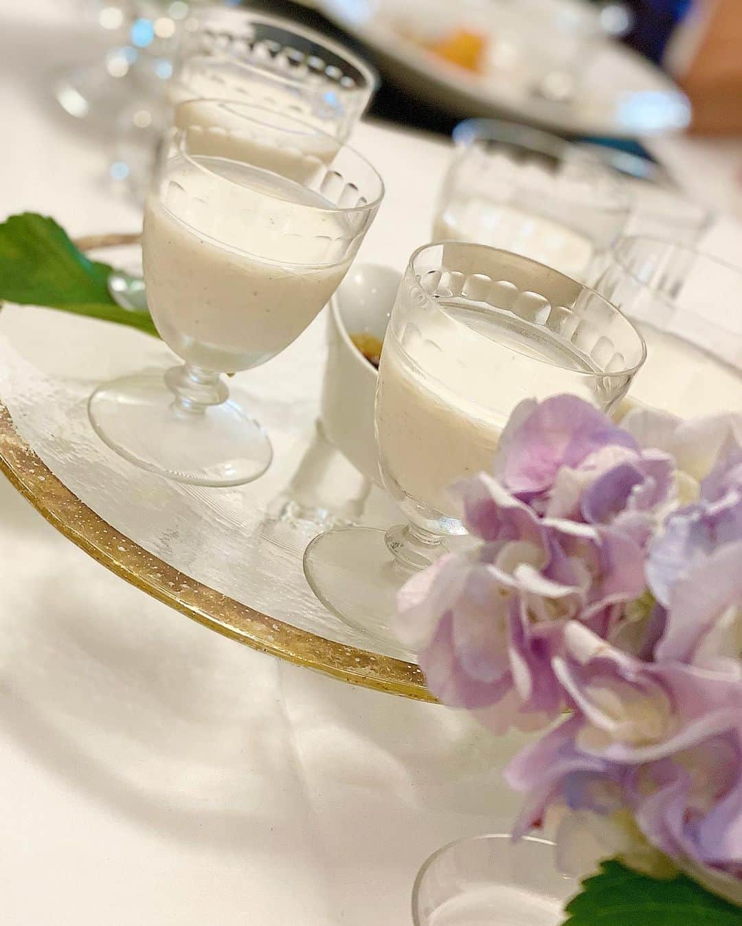 寿春花果さんのインスタグラム写真 - (寿春花果Instagram)「お料理教室へ❤︎ #絢爛亭 . 愛が溢れるお料理でした🕊 どれも美しい…美味しい… お話も素敵。 久しぶりにお仕事から離れる時間は癒しの時間♡ . 帰りには早速教えて頂いた調味料を買い揃えて、晩ご飯にサラダを真似て作ってみました🥗美味しい！ 他のメニューも旦那くんに披露するのが楽しみです⭐︎ . #れっつ越える  #絢爛亭料理教室 #神戸#お料理教室#ビーフストロガノフ#アスパラガスのスープ#パンナコッタ#お稽古」6月23日 22時36分 - hanaka_yu