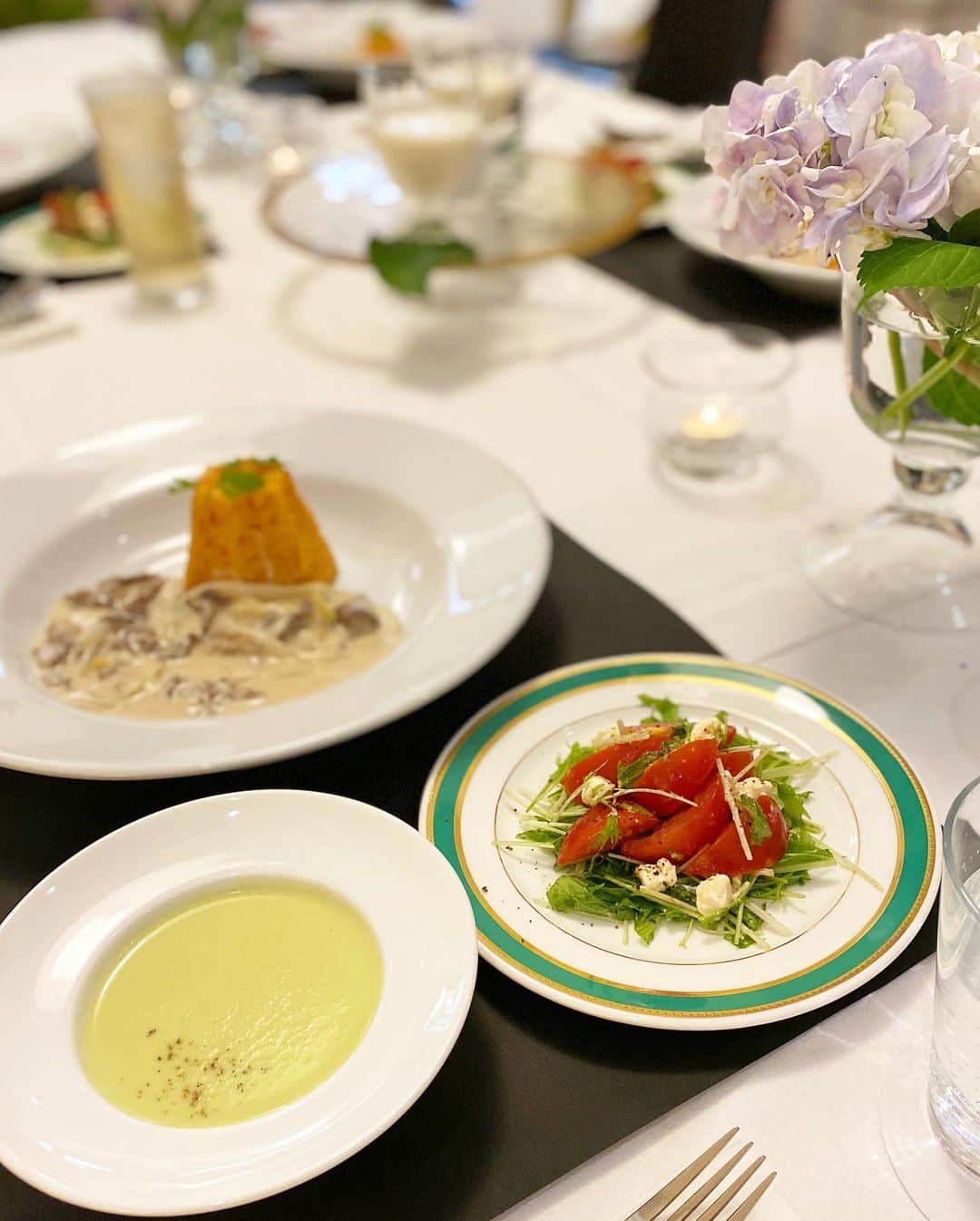 寿春花果さんのインスタグラム写真 - (寿春花果Instagram)「お料理教室へ❤︎ #絢爛亭 . 愛が溢れるお料理でした🕊 どれも美しい…美味しい… お話も素敵。 久しぶりにお仕事から離れる時間は癒しの時間♡ . 帰りには早速教えて頂いた調味料を買い揃えて、晩ご飯にサラダを真似て作ってみました🥗美味しい！ 他のメニューも旦那くんに披露するのが楽しみです⭐︎ . #れっつ越える  #絢爛亭料理教室 #神戸#お料理教室#ビーフストロガノフ#アスパラガスのスープ#パンナコッタ#お稽古」6月23日 22時36分 - hanaka_yu