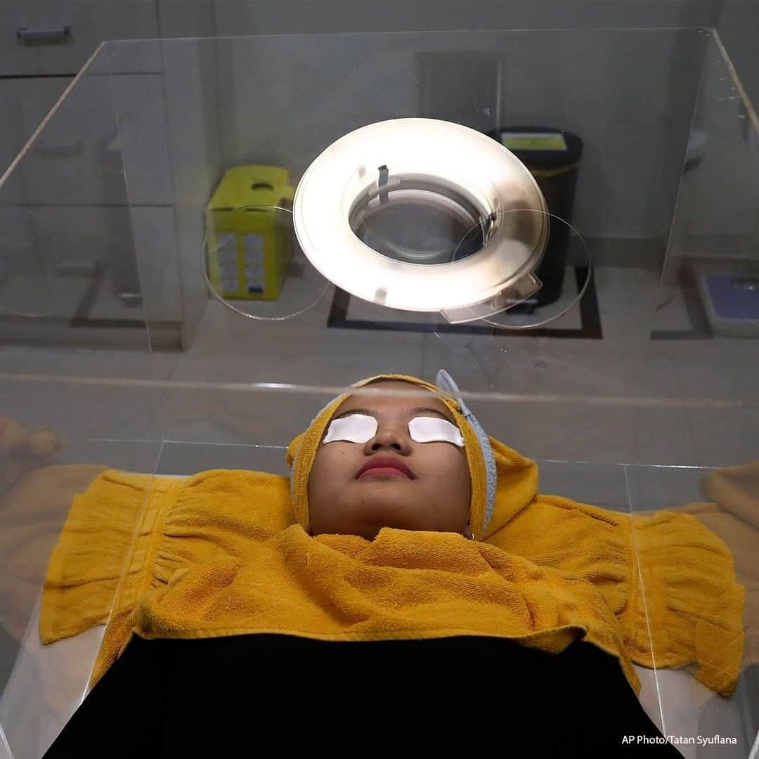 ABC Newsさんのインスタグラム写真 - (ABC NewsInstagram)「A patient waits for treatment inside a protective acrylic box used as a precaution against the coronavirus outbreak at a beauty clinic at Tambak Hospital in Jakarta, Indonesia. #coronavirus #socialdistancing #covid19 #salon #beauty」6月23日 22時45分 - abcnews