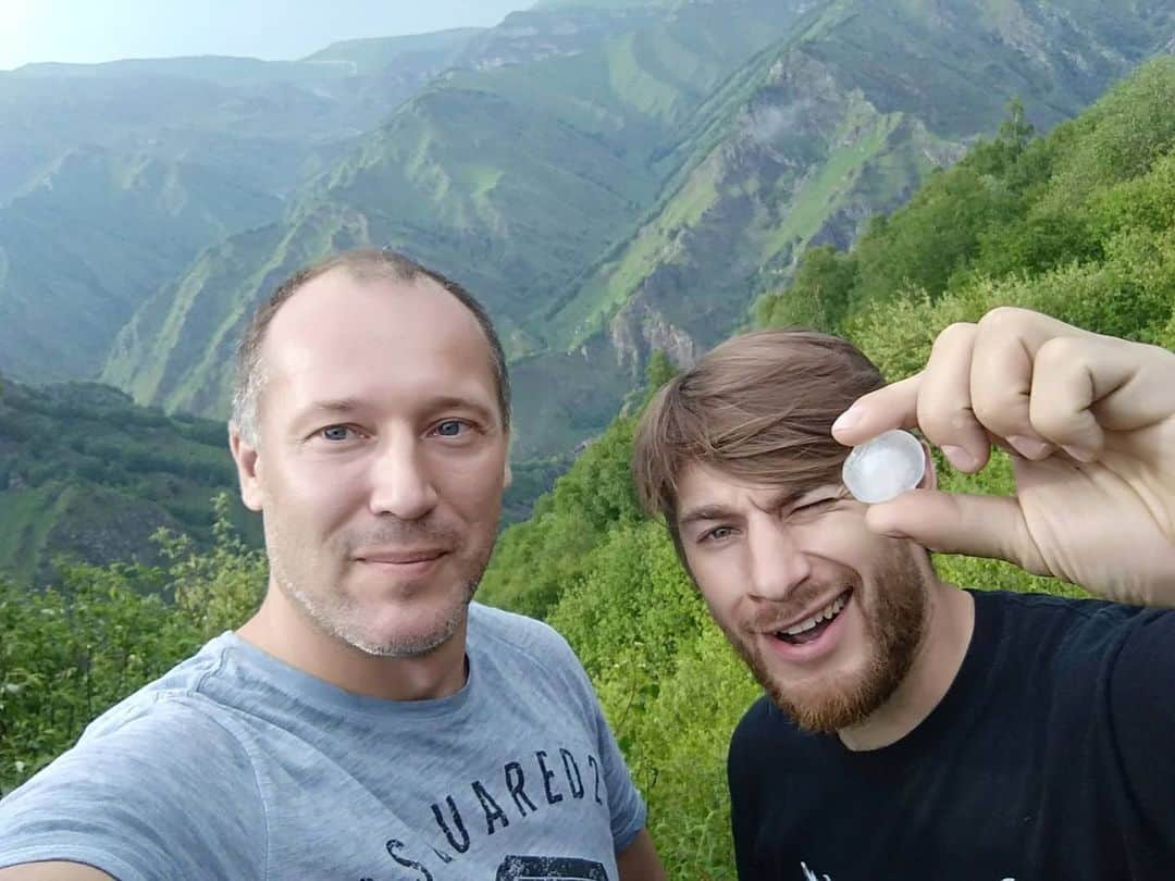 アレクセイ・ロゴノフのインスタグラム：「Погода в Приэльбрусье - явление непердсказуемое.⛈ Меняется каждые 10 минут!  Бывает, снимешь маечку, чтобы позагорать и через мгновение получаешь по спине массаж градом. Либо облачность заволакивает всё вокруг так, что с 10 метров не увидишь человека!  Но нам, в целом, повезло. На протяжении всего похода, все грозы и погодные катаклизмы обошли нас стороной.  Иногда лишь попадались последствия непогоды, такие как эти градины величиной с яйцо!  Но самое интересное нас ждало на вершине... . . . #АлексейРогонов #град #приэльбрусье #Эльбрус #Восхождение #Альпинизм #trakking #climbing #русский #Эверест #everest #elbrus #обнуление」