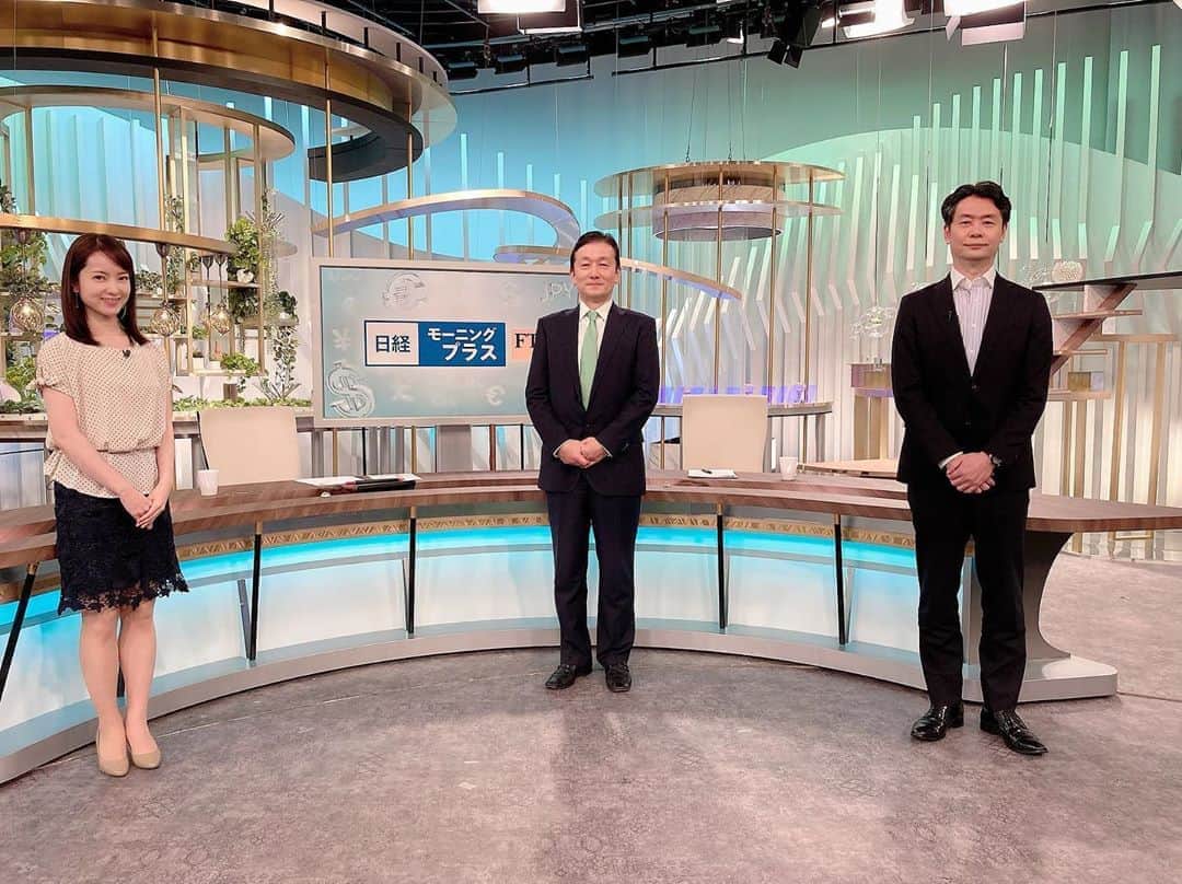 天明麻衣子のインスタグラム：「今朝の日経モーニングプラスFTは、コモンズ投信社長の伊井哲朗さんをゲストにお迎えしました！  コロナ後は「共感」投資の時代という言葉が印象的でした✨ESGやSDGSがこれまで以上に世界のスタンダードとなる中で、企業の長期的な成長には投資家や従業員の「共感」が欠かせないということ。今のBLMへの企業の姿勢などを見ても納得！ #日経モーニングプラスft #bsテレ東 #経済番組 #コモンズ投信 #コロナ後のキーワード#共感投資#ソーシャルディスタンスで写真撮影」