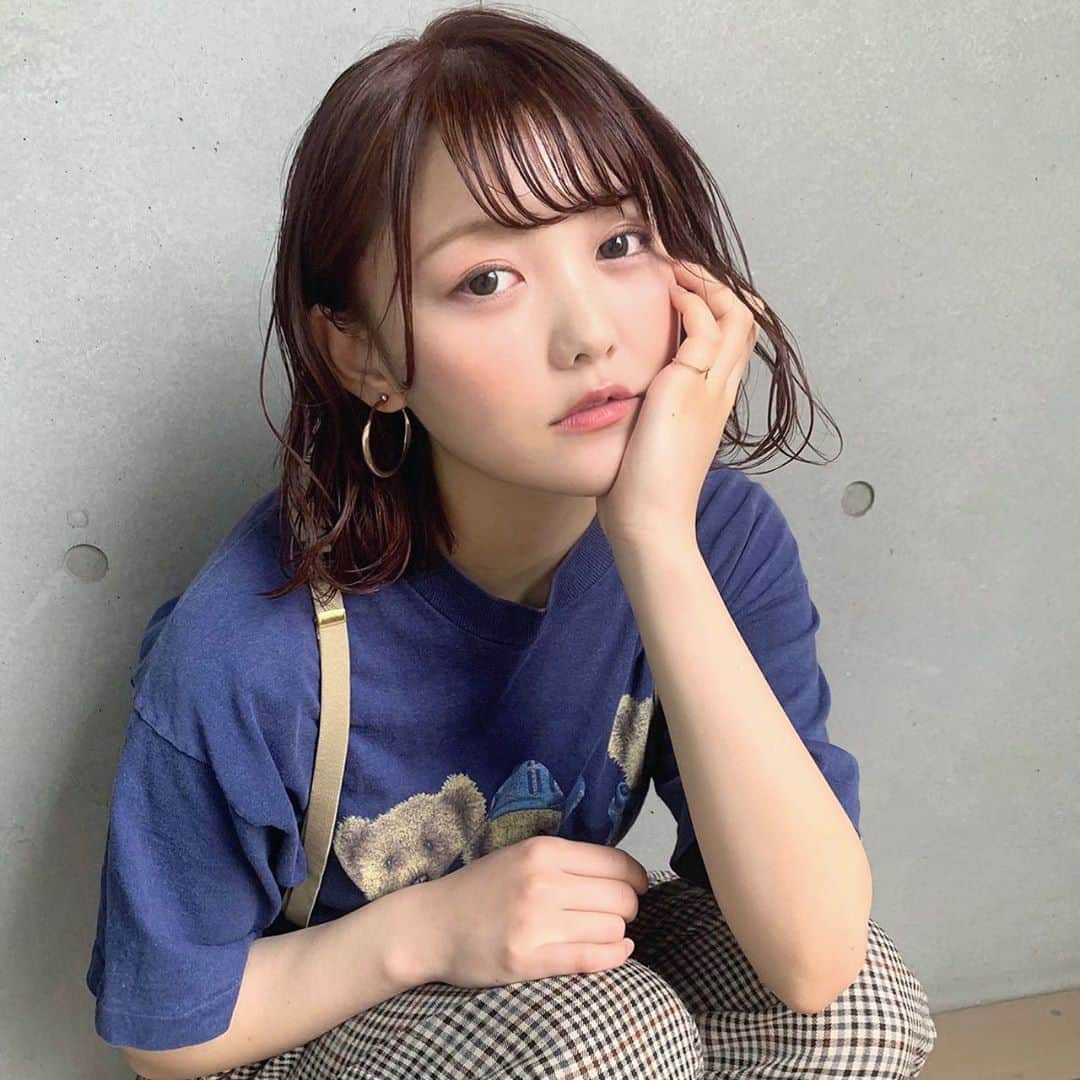みさねのインスタグラム：「ㅤ 初めてオレンジに染めた🍊 ㅤ いつも室内でユーライクで撮っとるけん写りとか色味全然違うけどもしかしてこっちの方がいい？🥺iPhoneカメラ画質良くてびっくり、 ㅤ カラーとヘアアレンジは @____.hono.____ さんにやってもらいました🌻 ㅤ オレンジと赤とベージュを混ぜたカラーらしいかわいい🧡 ㅤ やっっっとカラーできたし久しぶりにお外で撮影して楽しかったです👟 ㅤ そして今日から @misaneshifuku と @wearmap のコラボプレゼント企画やってるのでぜひ応募してね🎁 ㅤ #ボブ #ボブアレンジ #ボブヘアアレンジ #カラー #ヘアアレンジ #オレンジメイク #オレンジカラー #夏コーデ #夏カラー #夏メイク #古着女子 #古着コーデ #tシャツコーデ」