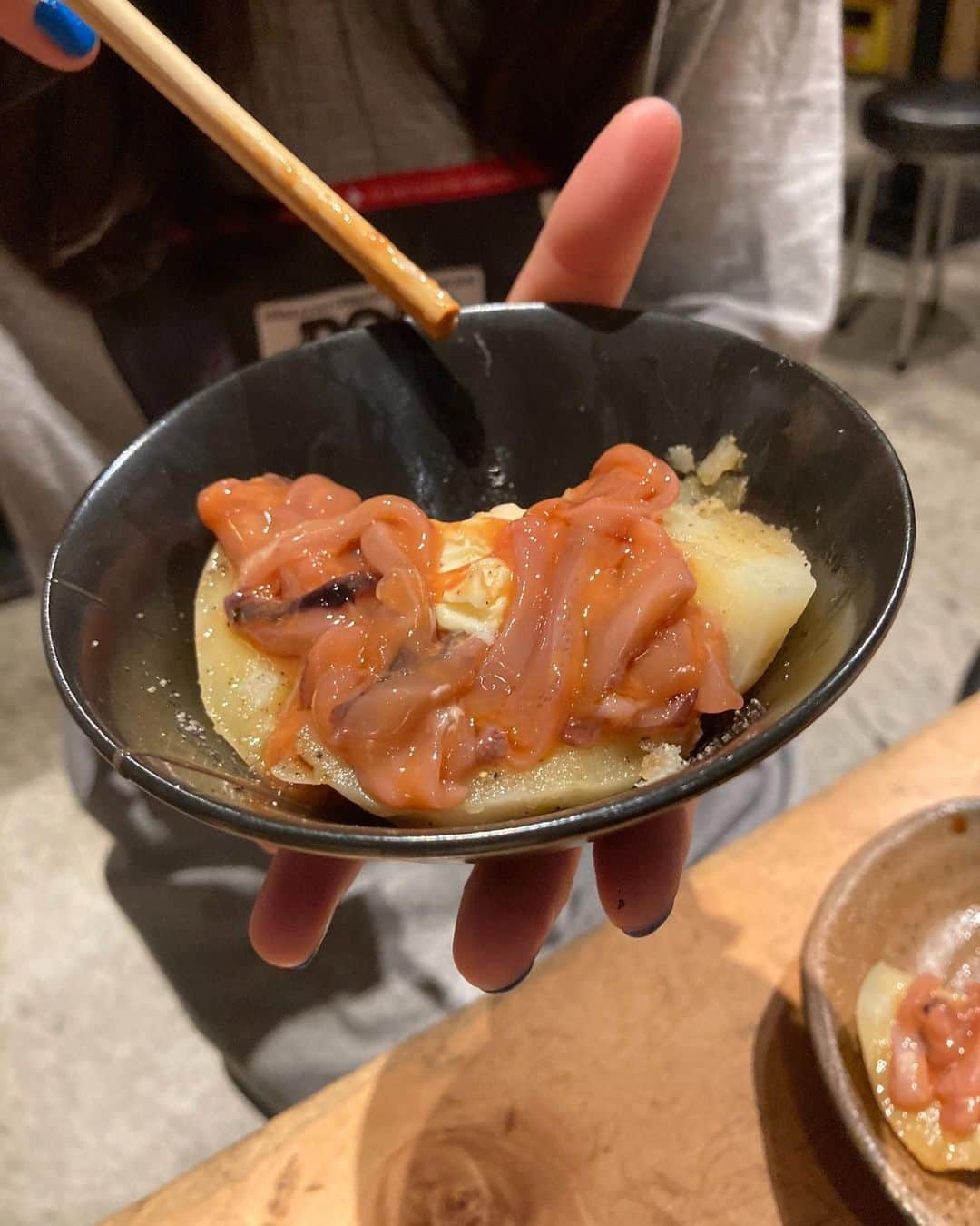 仮谷せいらさんのインスタグラム写真 - (仮谷せいらInstagram)「じゃがバターイカの塩辛乗せを前にしたら すごい顔になってた😭😭😭😭 めっちゃ好きなんです… 北海道行ったら必ず食べる🦑🥔 もう食べたい🥺  #じゃがバター #じゃがバターいかの塩辛のせ」6月23日 22時42分 - seira_kariya