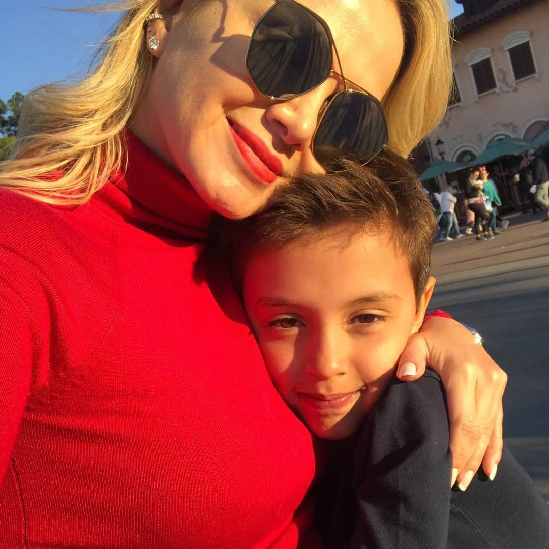 Eliana Michaelichin Bezerraのインスタグラム：「Quando a tempestade acabar eu quero estar dentro de abraços fraternos, amorosos e verdadeiros. Bem deste jeitinho ❤️. Bom dia!! #trulove #arthurmbseminstagram #maedemenino #maedemenina #abraco #abraçoapertado」