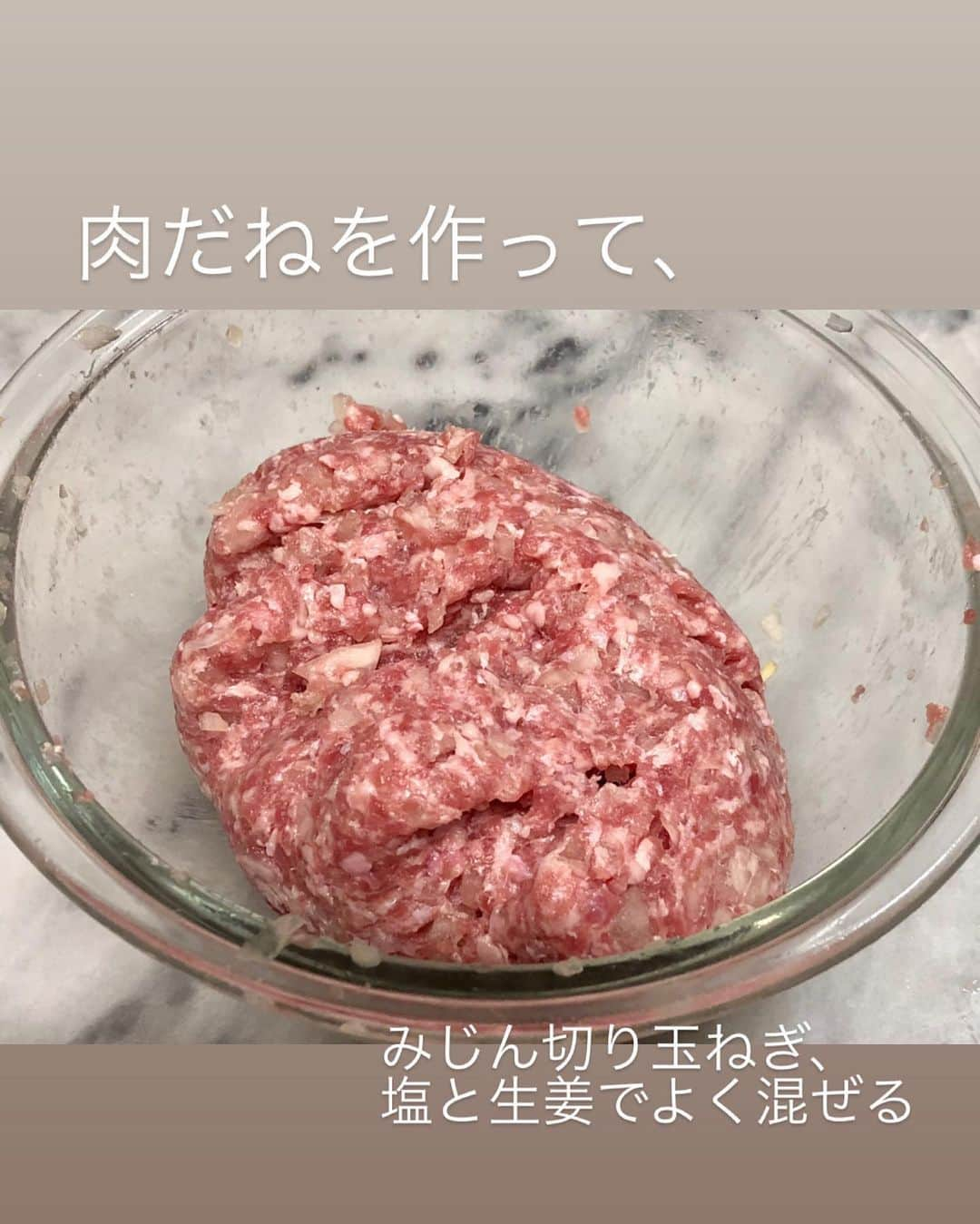 utoshさんのインスタグラム写真 - (utoshInstagram)「【レシピ画像付き】葱だれ！ナスの肉詰め。﻿ ﻿ これは絶対オススメ！ネギだれのナスの肉詰め作りました。ご飯のお供にも最高ですし、コスパも最高です。﻿ ﻿ ﻿ ✔️〈この料理のポイント〉﻿ 何と言ってもナスの肉詰めの「詰め」の部分を切れ込み1本にゆだねたこのレシピ。我ながら斬新だなと思っています。﻿ この切れ込みに肉を詰める事でナスと肉がはがれなくなります。これだけ、これだけの事が大事！﻿ ﻿ ﻿ そしてこの「ネギだれ」実はすごく万能で、色々な料理に合いますが、このナスの肉詰めにかけるのすごい組み合わせだなって自分で思いました。﻿ ﻿ めちゃくちゃオススメ、だまされたと思って作ってみてください。﻿ ﻿ ﻿ レシピはこちら↓﻿ ＿＿＿＿＿﻿ ﻿ 葱だれ！ナスの肉詰め（2人分）﻿ ﻿ 〈材料〉﻿ ナス　3本﻿ 片栗粉　大さじ1﻿ サラダ油　大さじ3﻿ ﻿ A（肉種）﻿ 豚ひき肉 200g﻿ 玉ねぎ 1/2﻿ 塩 ひとつまみ﻿ 生姜すりおりし　小さじ1/2（無くてもおいしい）﻿ ﻿ B〈ネギだれ〉﻿ 長ネギ 10cm﻿ しょう油 大さじ1﻿ お酢 大さじ2﻿ ごま油 大さじ1﻿ ﻿ ﻿ 〈作り方〉﻿ （1）玉ねぎをみじん切りにし、ボウルにAの材料を全て良く混ぜ合わせる。﻿ ﻿ （2）ナスのヘタを切り、縦に3等分し、下半分に真ん中に切れ込みを入れ、片栗粉を両面に振って、なじませておく。﻿ ﻿ （3）1の肉をナスの上に乗せていく（切れ込みを入れた部分にも肉を挟み込んでおくと、ナスと肉が分離しなくなるので、必ずやる事）﻿ ﻿ （4）フライパンに油を引き、ナスの方が下になる様に中火で2〜3分焼いていく。蓋をした方が油がはねないのでいいかも。裏返し、同じくらいの時間、肉の部分を焼き、皿に取り出し、Bのネギだれをかけたら完成。﻿ ﻿ ＿＿＿＿＿﻿ ﻿ ﻿ ぜひ作ってくださいね！﻿ No local No food おいしく楽しく！﻿ ﻿ ﻿ #ナスの肉詰め #ナスレシピ #ナス料理﻿ #スタートUPレシピ_utosh #スタートUPレシピ #スタートアップレシピ #とりあえず野菜食﻿ ﻿ #ellegourmet#lunch#brunch#breakfast#foodporn#instagramjapan#vsco#IGersJP#onthetable#ランチ#おうちカフェ#うちごはん#暮らし#フーディーテーブル﻿ #cooking#homemade#おうちごはん#朝ごはん#japanesebreakfast#f52grams」6月23日 22時46分 - utosh