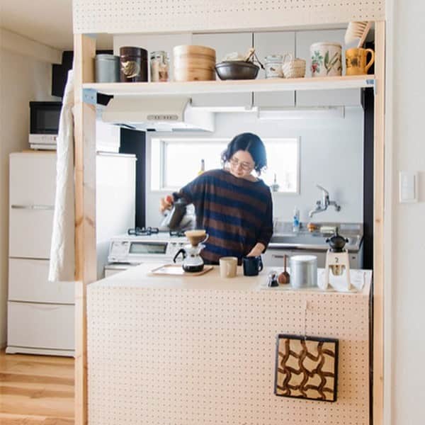 LIFULL HOME'S DIY Magさんのインスタグラム写真 - (LIFULL HOME'S DIY MagInstagram)「📦 #収納アイデア #壁面収納﻿ －－－－－－－－－－－－－－－－－－－﻿ ピラーブラケットで叶える！収納DIY﻿ －－－－－－－－－－－－－－－－－－－﻿ ﻿ 「賃貸だからこそ、お部屋にぴったりな家具を作ることができるDIYがしっくりくる」というNさん。﻿ ﻿ キッチンの作業台へ収納スペースを追加し、より便利に幅広い用途で使えるようにしました。﻿ これだけサイズが大きくても圧迫感がないのは、明るい木材の色と柱が空間に馴染んでいるから。﻿ ﻿ #ピラーブラケット を活用し、そんな理想の収納棚を作り上げたNさんの「暮らしを豊かにするDIY」をご紹介します。﻿ ﻿ 記事のつづきはこちら﻿  https://diy.homes.jp/diy/934﻿ ﻿ プロフィールトップ @lifullhomesdiymag からもチェックできます👀﻿ ﻿ 自分の暮らしは自分自身で編集したい！（DIY = Do It Yourself）﻿ そんなあなたの住まいを、楽しく快適な空間にするヒントをご用意してお待ちしています‪‪🏡﻿ ﻿ #キッチン収納 #キッチンカウンター #キッチンインテリア #キッチン周り #キッチン #キッチングラム #キッチン用品 #収納アイデア #収納 #収納術 #収納上手 #2x4 #1x4 #ディスプレイ #有孔ボード #diy #diykitchen #カウンターキッチン #見せる収納 #隠す収納 #壁面収納 #diycrafts #diylife #diyfurniture」6月23日 22時48分 - lifullhomesdiymag