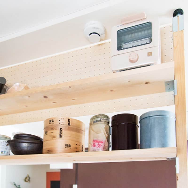 LIFULL HOME'S DIY Magさんのインスタグラム写真 - (LIFULL HOME'S DIY MagInstagram)「📦 #収納アイデア #壁面収納﻿ －－－－－－－－－－－－－－－－－－－﻿ ピラーブラケットで叶える！収納DIY﻿ －－－－－－－－－－－－－－－－－－－﻿ ﻿ 「賃貸だからこそ、お部屋にぴったりな家具を作ることができるDIYがしっくりくる」というNさん。﻿ ﻿ キッチンの作業台へ収納スペースを追加し、より便利に幅広い用途で使えるようにしました。﻿ これだけサイズが大きくても圧迫感がないのは、明るい木材の色と柱が空間に馴染んでいるから。﻿ ﻿ #ピラーブラケット を活用し、そんな理想の収納棚を作り上げたNさんの「暮らしを豊かにするDIY」をご紹介します。﻿ ﻿ 記事のつづきはこちら﻿  https://diy.homes.jp/diy/934﻿ ﻿ プロフィールトップ @lifullhomesdiymag からもチェックできます👀﻿ ﻿ 自分の暮らしは自分自身で編集したい！（DIY = Do It Yourself）﻿ そんなあなたの住まいを、楽しく快適な空間にするヒントをご用意してお待ちしています‪‪🏡﻿ ﻿ #キッチン収納 #キッチンカウンター #キッチンインテリア #キッチン周り #キッチン #キッチングラム #キッチン用品 #収納アイデア #収納 #収納術 #収納上手 #2x4 #1x4 #ディスプレイ #有孔ボード #diy #diykitchen #カウンターキッチン #見せる収納 #隠す収納 #壁面収納 #diycrafts #diylife #diyfurniture」6月23日 22時48分 - lifullhomesdiymag