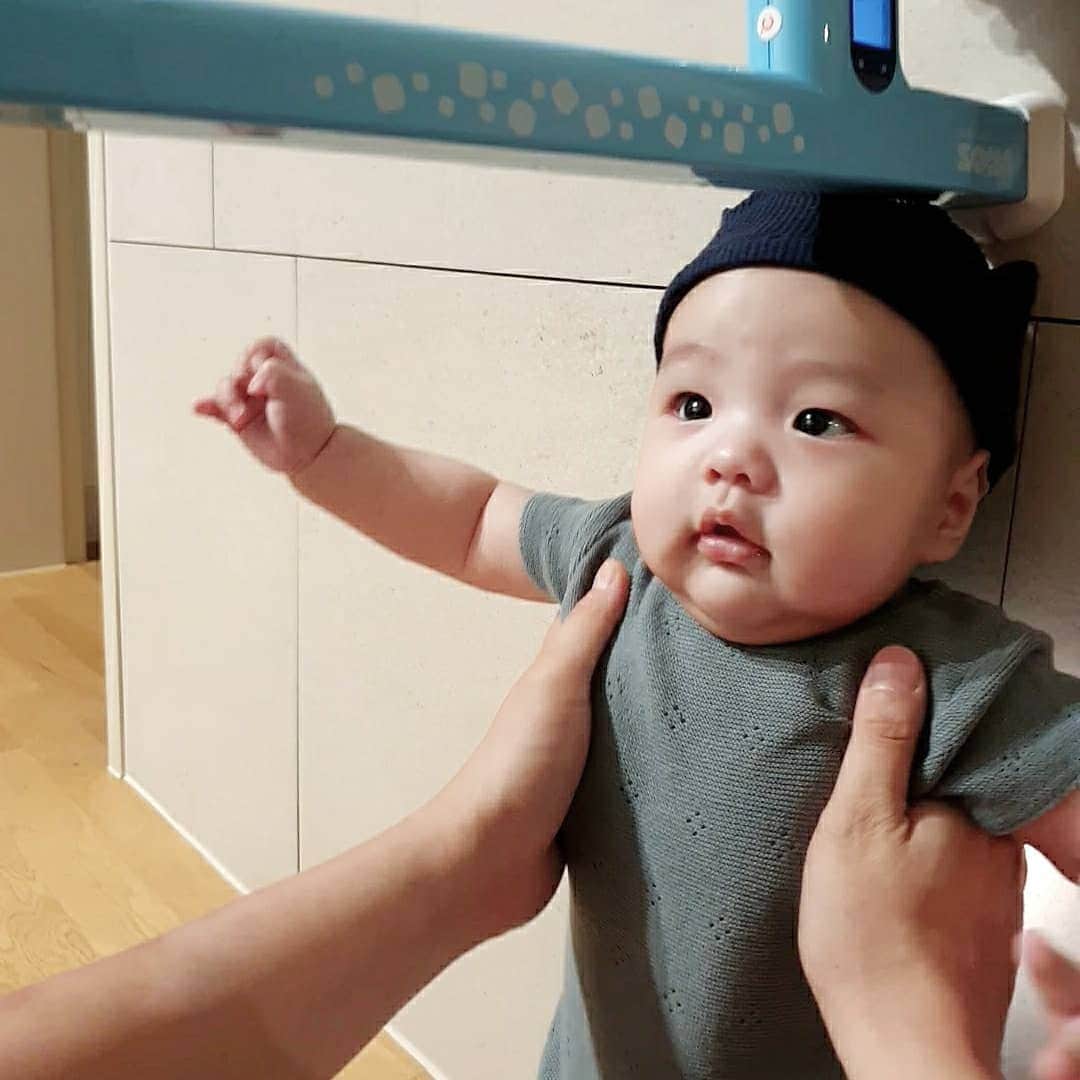 セム さんのインスタグラム写真 - (セム Instagram)「새로 산 단이 여름옷들이 작아서 교환하는 것도 있길래 그렇게 많이 컸나 싶어 키재기 해봤는데 그대로야 옆으로만 컸나 어플로 꾸준히 지켜보겠어👀💙 저번에 올리고 다들 관심 가지셨는데 지금은 @gogo.rin 요기서 공구중이니 구경가보세욧!」6月23日 22時52分 - iamyina