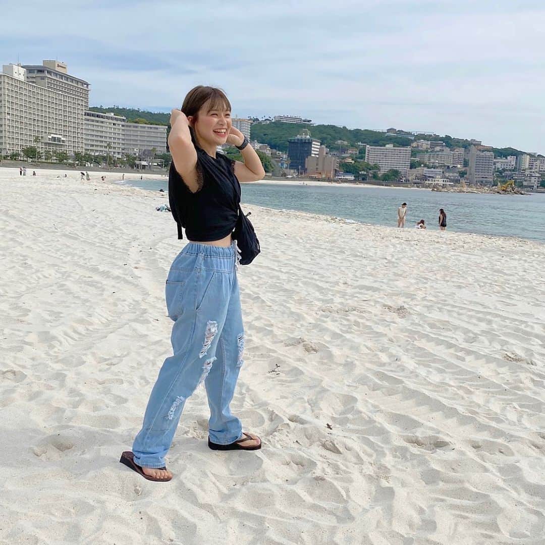 水木あおのインスタグラム：「ダボダボが好きなんです🥺 . 大きいTシャツとか大きいズボンとか、 ゆるい服大好き☺︎ . トップス、ズボン、サンダル、 全部マレーシアの服や☺︎♥︎ . #海 #ドライブ #マレーシア #コーデ」