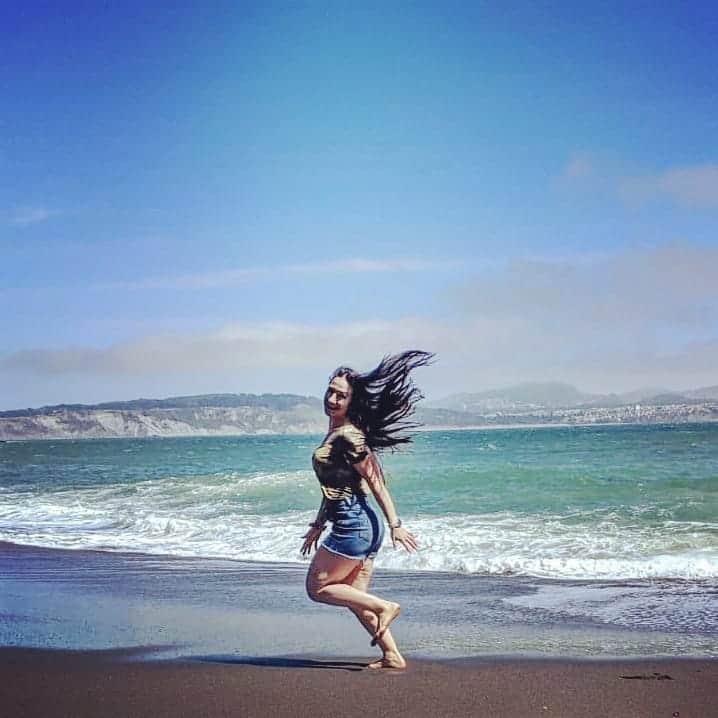 マルティ・マロイのインスタグラム：「It's my 34th birthday AND it's #OlympicDay ! 🤯🏅🎉❤️🤍💙💪🇺🇲 🎶 Shout out to Mom and Dad for making me! 🎶  What advice would you give your 34-year-old past or future self? 🤔 LMK in the comments! 🙏😍 #OlympicDay2020 #TeamUSA #BlackSandBeach」
