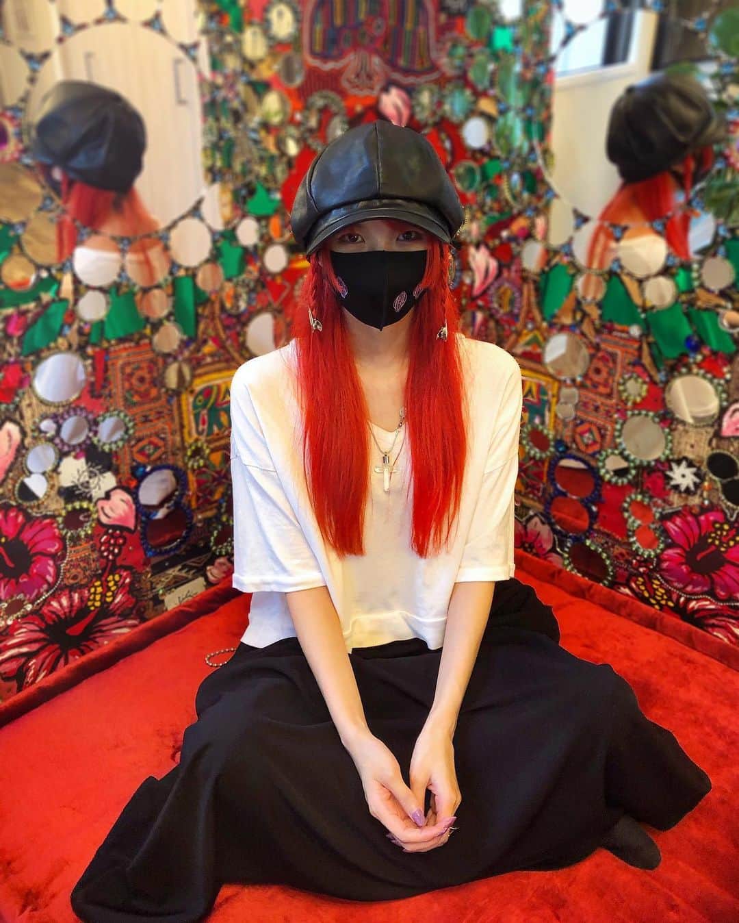 si ouxのインスタグラム：「赤め！キングさん @kingtokyooo の秘密のアート部屋にて。パワーがすごい！ #tokyotemple403」