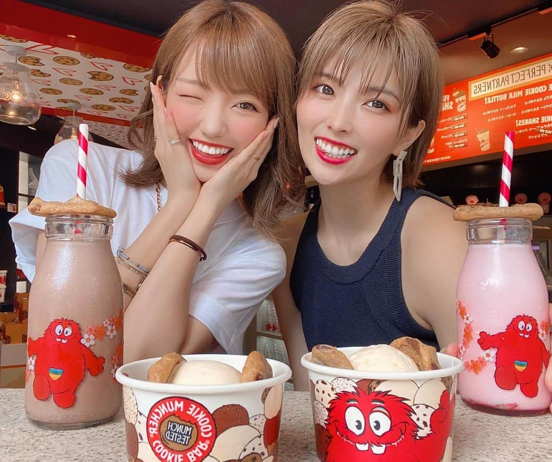 みきでりさんのインスタグラム写真 - (みきでりInstagram)「アメリカンな甘いクッキー🍪🥛❤️ ㅤ ㅤ ききまると原宿にある 昔から大好きなクッキーのお店に行けて めちゃくちゃテンションあがったーー！！！✨✨✨✨ ㅤ ㅤ ここね、まじで、 アメリカのチューイーなクッキーが食べれるの。 最高なの。愛してるの。笑 ㅤ ㅤ 駅から1分くらいだから みんなも食べてみて欲しい。。。🤤🧡🧡🧡🧡 ㅤ ㅤ ㅤ ㅤ ㅤ ㅤ ㅤ ㅤ #cookietime#クッキータイム#クッキー#チョコクッキー#甘党#スイーツ#お菓子#スイーツ巡り#スイーツテロ#ききまる#みきでり#ショート#ショート女子#ショートボブ#ボブ#ミディアムヘア#カフェ巡り#東京グルメ#甘いもの#いちごミルク#ココア#女子会#女子旅#白黒コーデ#カフェ巡り#テイクアウト#おやつ#おやつタイム#アイス#アイスクリーム#原宿スイーツ」6月23日 22時57分 - mikidelicious