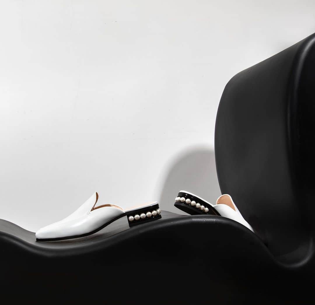 ニコラス カークウッドさんのインスタグラム写真 - (ニコラス カークウッドInstagram)「Elevate the everyday - discover the white Casati Moccasin Mule with our signature pearl heel. Tap to shop or head to the link in bio to explore more styles. #NicholasKirkwood #MyKirkwoods #AW20」6月23日 22時57分 - nicholaskirkwood