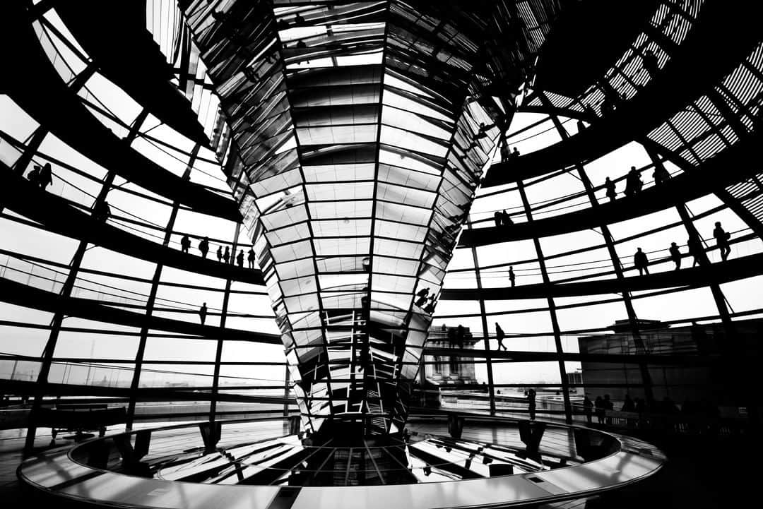ライカさんのインスタグラム写真 - (ライカInstagram)「Sharp contrast and a mirror of reflections draw our attention to this photo. Photo shot by Jörg Rosengarth on his #LeicaM240.  #LeicaCamera #Leica #🔴📷 #LeicaM #TheLeicaLook #LeicaWorld #LeicaSociety #LeicaPhoto #Leica_Club #LeicaGram #LFIGallery #LeicaFotografieInternational」6月23日 23時00分 - leica_camera