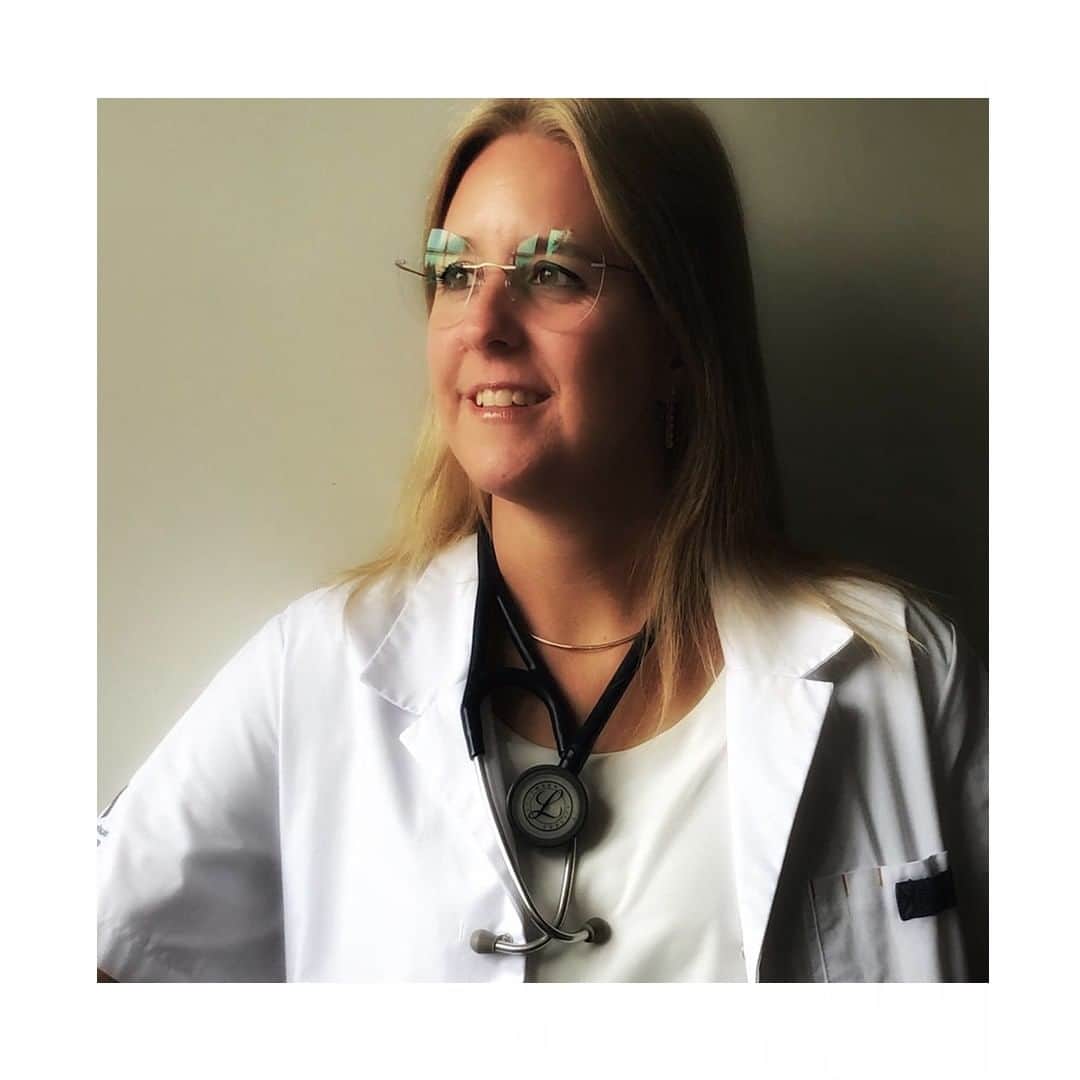 シルエットのインスタグラム：「Perfectly fitting frames become one with you. Lightweight and barely noticeable, you’ll never have to adjust your frames again. Pulmonologist, Muriel Lins, explains: “It’s nice not to have to worry about my glasses while examining patients.”⁠ .⁠ Muriel Lins from Belgium wears TMA - The Icon. ⁠ .⁠ .⁠ .⁠ #silhouetteeyewear #tryitwearitloveit #Silhouettecommunity #eyeweardesign #luxuryeyewear #fashioneyewear #opticalframes」