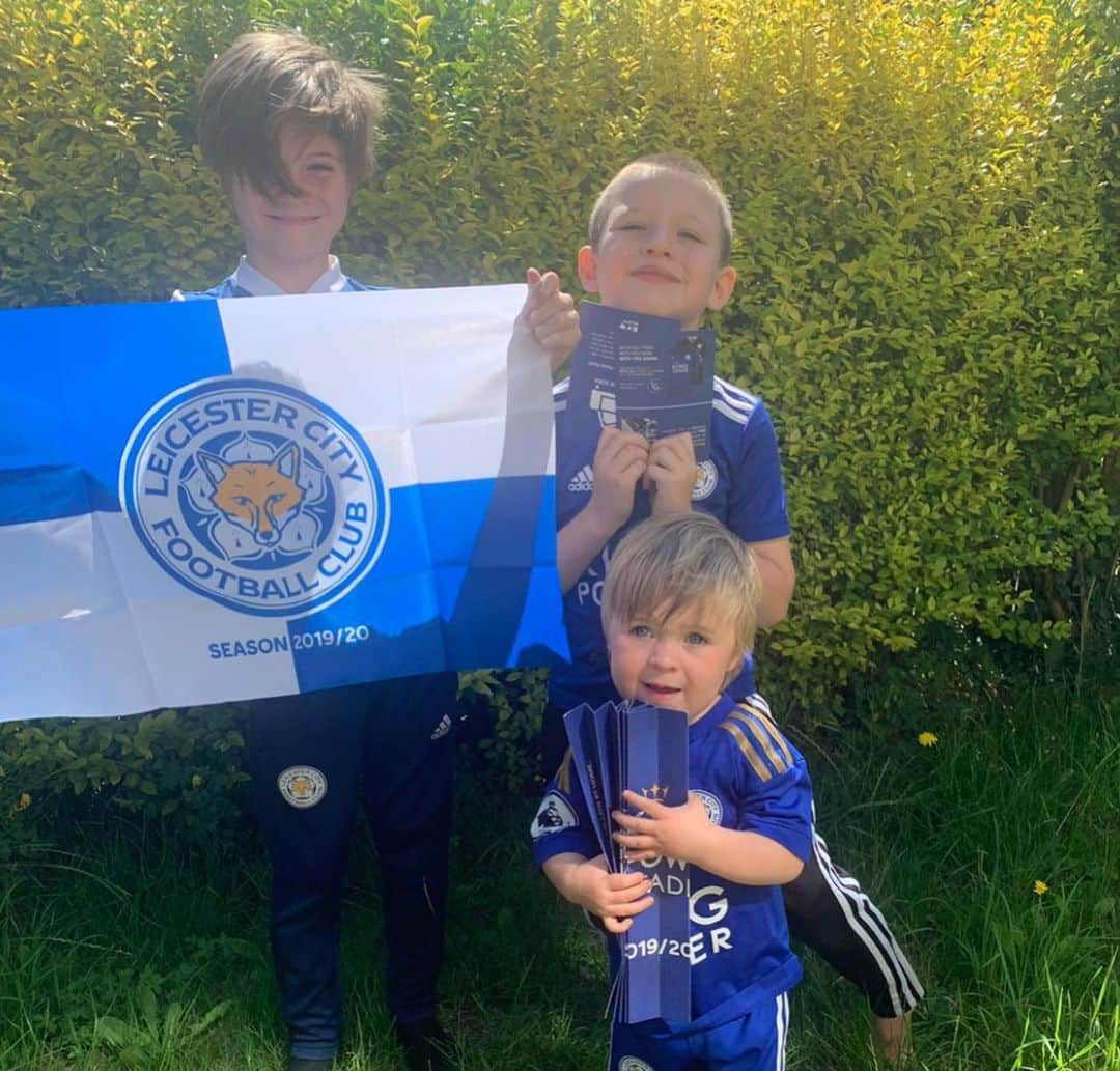 レスター・シティFCさんのインスタグラム写真 - (レスター・シティFCInstagram)「#ThenNowAgain 💙  Support the Foxes from home today, Blue Army!  #lcfc • #LeiBha」6月23日 23時11分 - lcfc