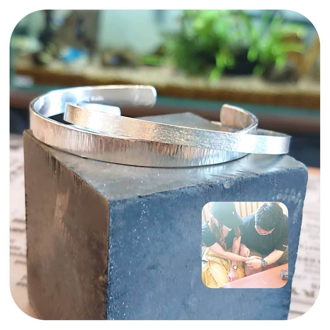 手作り指輪【ジュエリーアウラ】福岡さんのインスタグラム写真 - (手作り指輪【ジュエリーアウラ】福岡Instagram)「【手作りペアバングル】 新型コロナのニュースも ちょっと落ち着いて 来たよね。  気がついたら、 夏はすぐソコだよ。  手もとに光る バングルが手作りだと 毎日、着けるのが 楽しくなるね。  夏のバングル おススメです💕  #ジュエリーアウラ #jewelry.aura #手作シルバー体験教室 #手作りバングル #ペアバングル #おしゃれアクセサリー  #シルバーアクセサリー作り  #福岡北九州で人気の手作り体験教室  #世界に１つをつくろう #完全ご予約制度  #90分でお持ち帰り可能  #24時間ネット予約はHPより  #マスク着用をお願いします  #コロナウィルス対策万全」6月23日 23時12分 - jewelry.aura