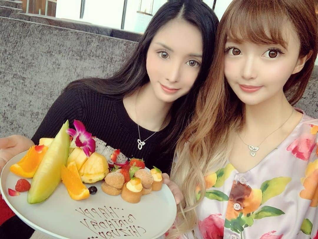 ちぃ Chiさんのインスタグラム写真 - (ちぃ ChiInstagram)「せりたん♡♡ この日はネックレスお揃いに合わせたよ〜👭💗 お誕生日のお祝いと、プレゼントありがとう😍❤️🎁🎉すっごく嬉しかったぁ🥰  #東急プラザ #東急プラザ渋谷 #渋谷 #新宿三丁目 #新宿 #tokyo #japan #バースデープレート #バースデーサプライズ #birthdaypresent #シャネル #chanel #surprise #お揃いアクセサリー #harrywinston #ハリーウィンストン #リリークラスター #アフタヌーンティー #afternoontea」6月23日 23時04分 - chi05240