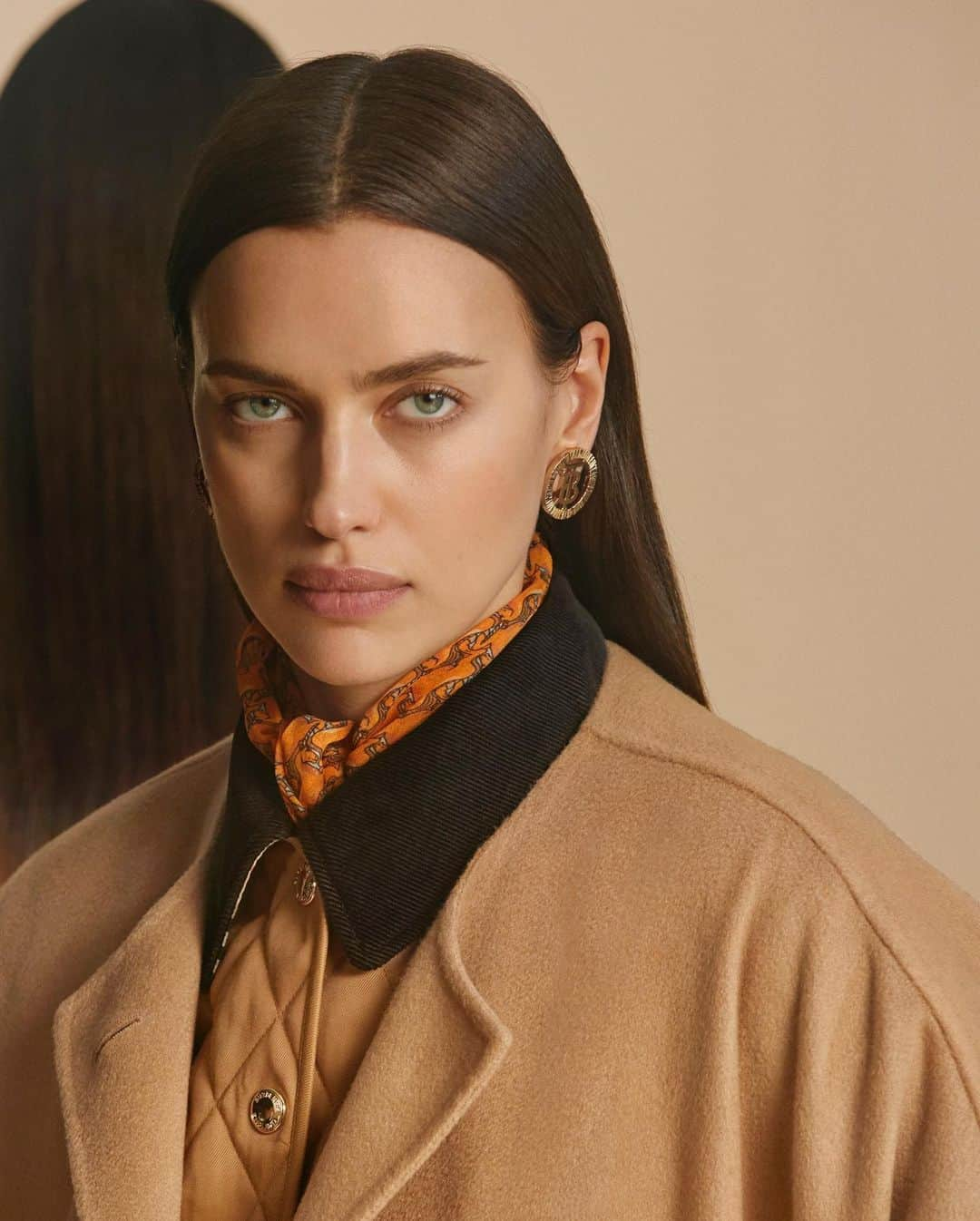 Burberryさんのインスタグラム写真 - (BurberryInstagram)「#IrinaShayk is captured with her lookalike self in the playful #BurberryPreAW20 campaign – exploring the concept of duality, a continuing house code by #RiccardoTisci . Our oversized #BurberryBeige cape is layered over a diamond quilted jacket – a nod to the #Burberry archive . #BurberryPreAW20」6月23日 23時07分 - burberry