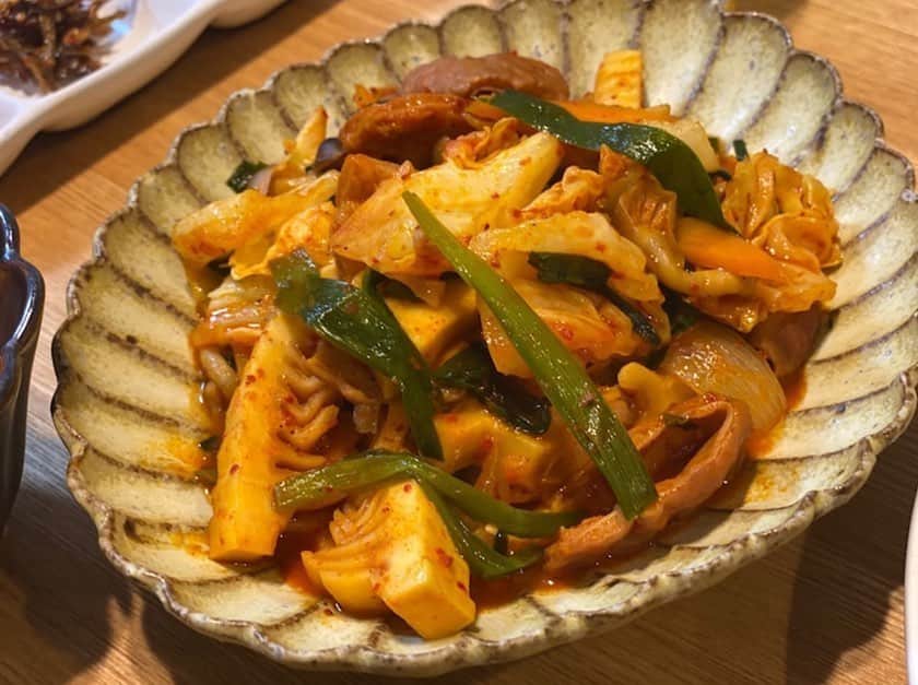 クロさんのインスタグラム写真 - (クロInstagram)「いつかの韓国Party🇰🇷🌶🌶﻿ ﻿ 大好きな @rasho_yoshikawaminami ﻿ さんのキムチやら、モツやらに合わせて、チヂミや純豆腐も手作りして、韓国料理Party👩🏽‍🍳✨﻿ ﻿ 海鮮チヂミが思ったよりも簡単！！﻿ 大好きなもつ焼きは野菜と炒めるだけで、白米ペロリ飯に！！！﻿ ﻿ 詳しくはブログに書きました〜✍🏽﻿ ﻿ #gomeparty #韓国料理Party #羅笙 #今日の晩御飯 #小松菜レシピ #山本ゆり #つくりおき食堂まりえ #まりえご飯 #お家ごはん #dinner #簡単レシピ #レシピ #電子レンジご飯 #時短レシピ#yummy #delistagrammer #homecooking #tokyo #japanesefood #instafood #foodstagram #クロリサ的自炊 #おうちご飯 #クッキングラム #晩ごはん #instagood #instalike #tokyo #可愛い #大好き #お家ご飯」6月23日 23時08分 - kuro_risa