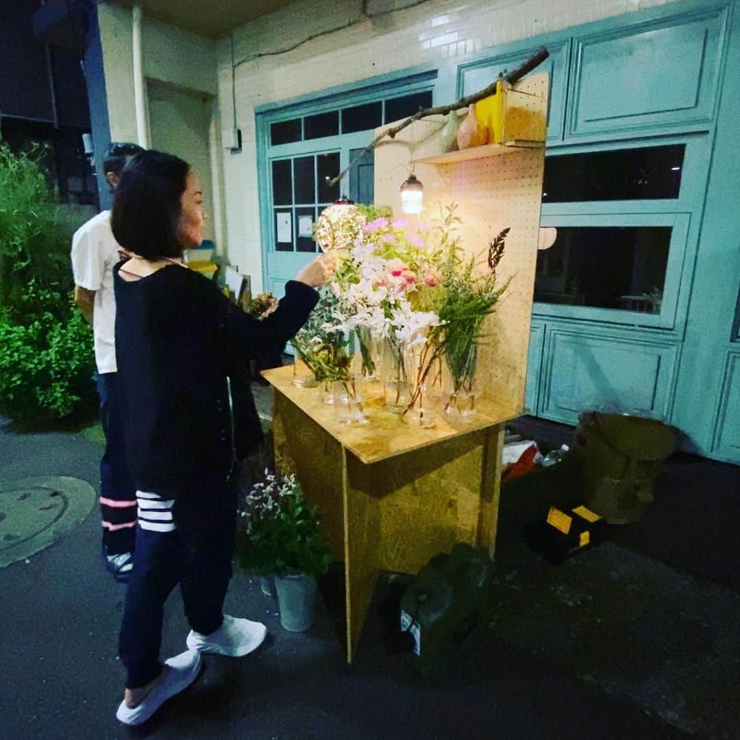 HiRAO INCさんのインスタグラム写真 - (HiRAO INCInstagram)「. 真夜中の花屋　花泥棒  @keitamaruyama が紹介していて いつ出るのかな？と 通るたびに気になっていた 夜の花屋さん  不定期で金曜日に出没予定だそうだよ かわいくて、ほっこり」6月23日 23時08分 - kayokohirao