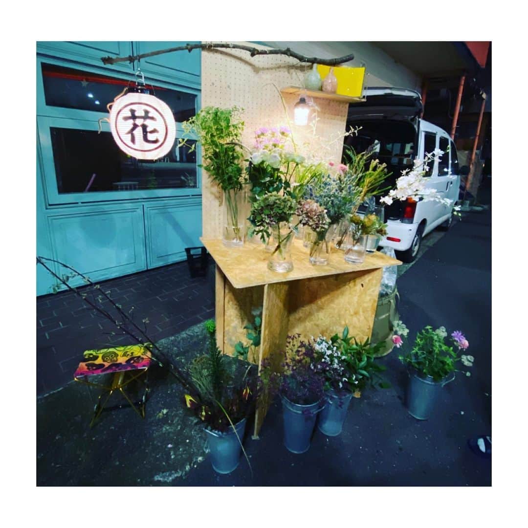 HiRAO INCのインスタグラム：「. 真夜中の花屋　花泥棒  @keitamaruyama が紹介していて いつ出るのかな？と 通るたびに気になっていた 夜の花屋さん  不定期で金曜日に出没予定だそうだよ かわいくて、ほっこり」